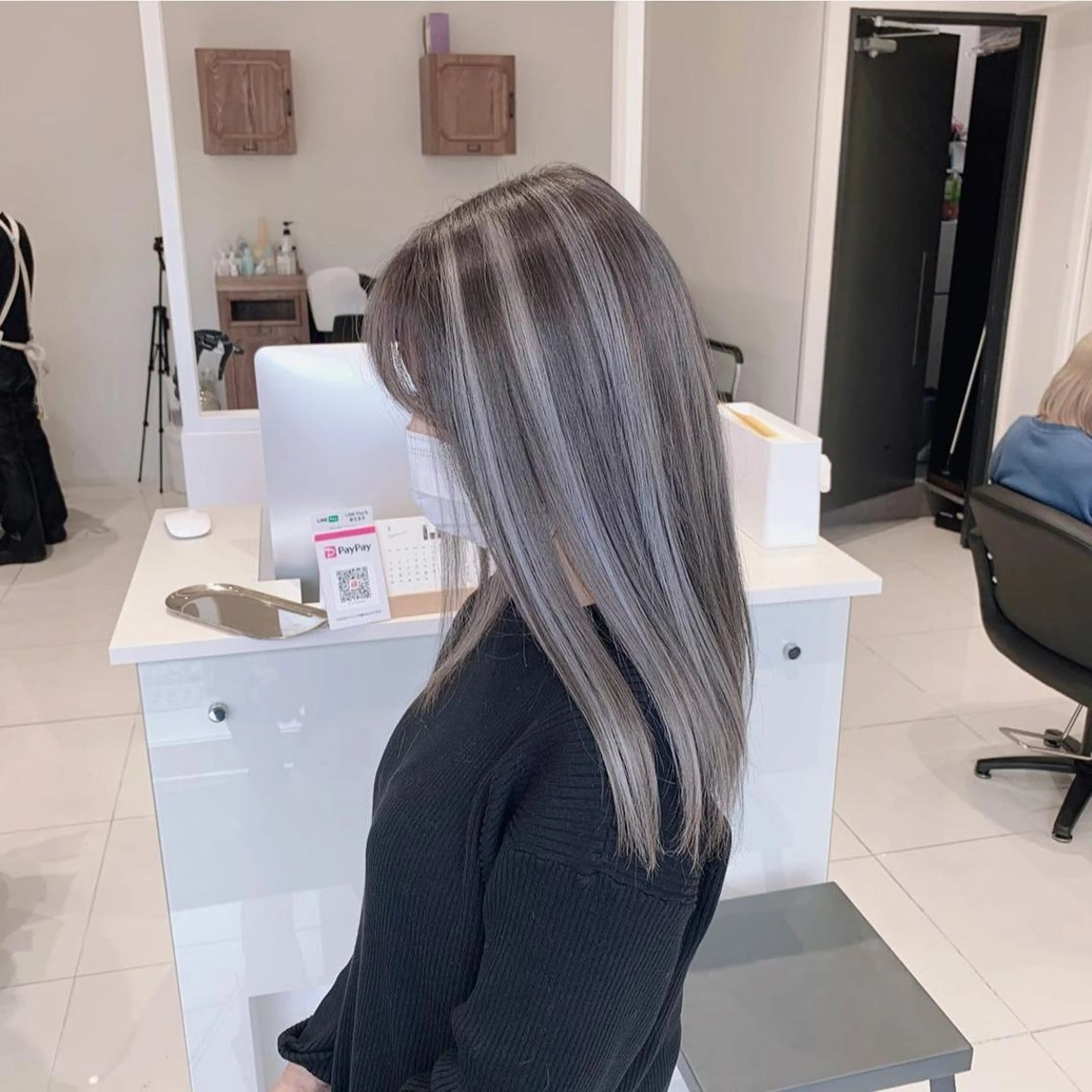 ロング カラー ブリーチ ケアブリーチ ハイライトカラー インナーカラー ハイライト ヘアカラー オフホワイトアンドなんば所属・福西 洋斗のヘアスタイル