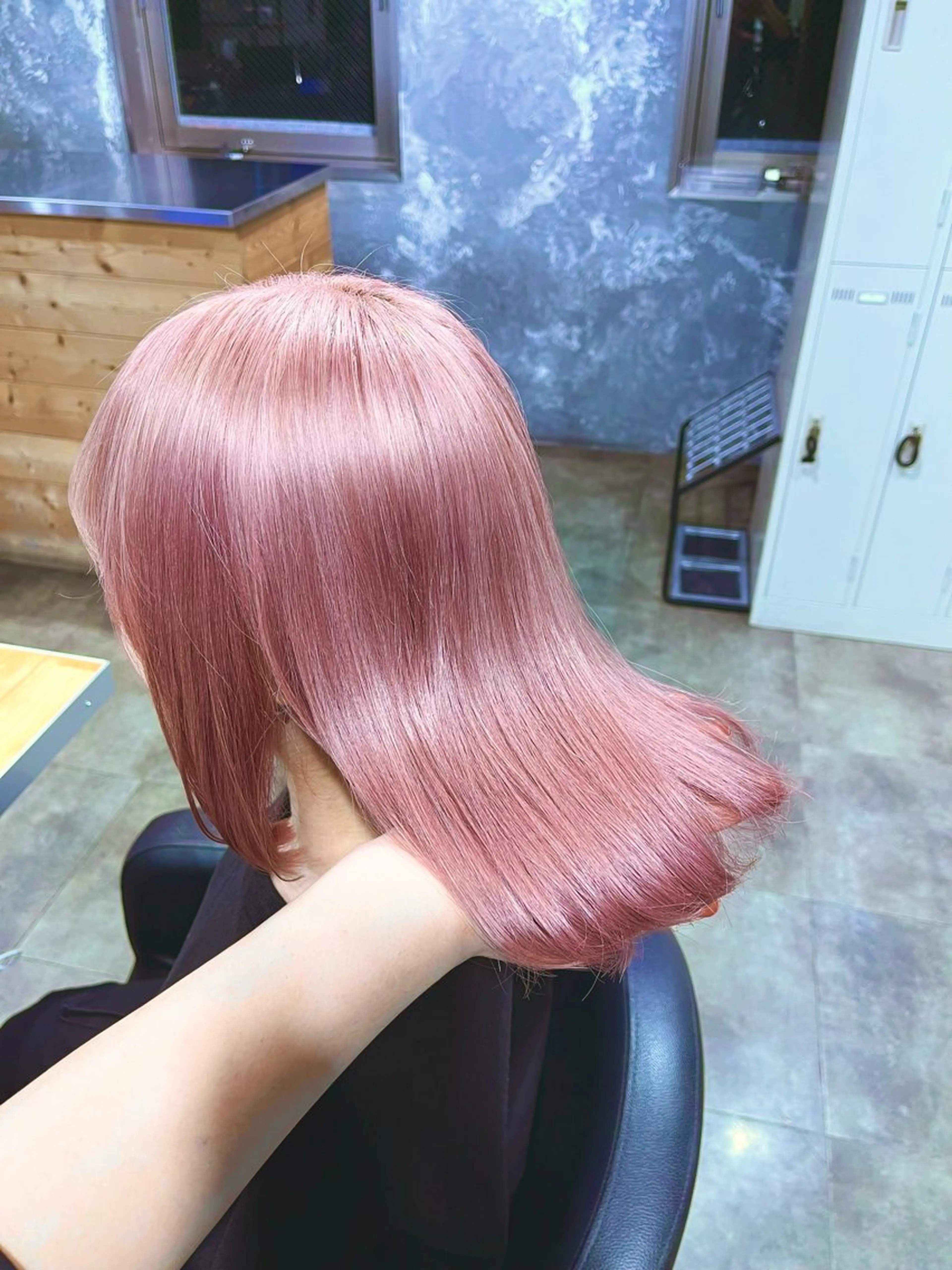 カラー ベージュカラー ブリーチ ハイトーンカラー ミルクティーベージュ ヘアカラー ハイトーンカラー 🦄レイヤーカットのヘアスタイル