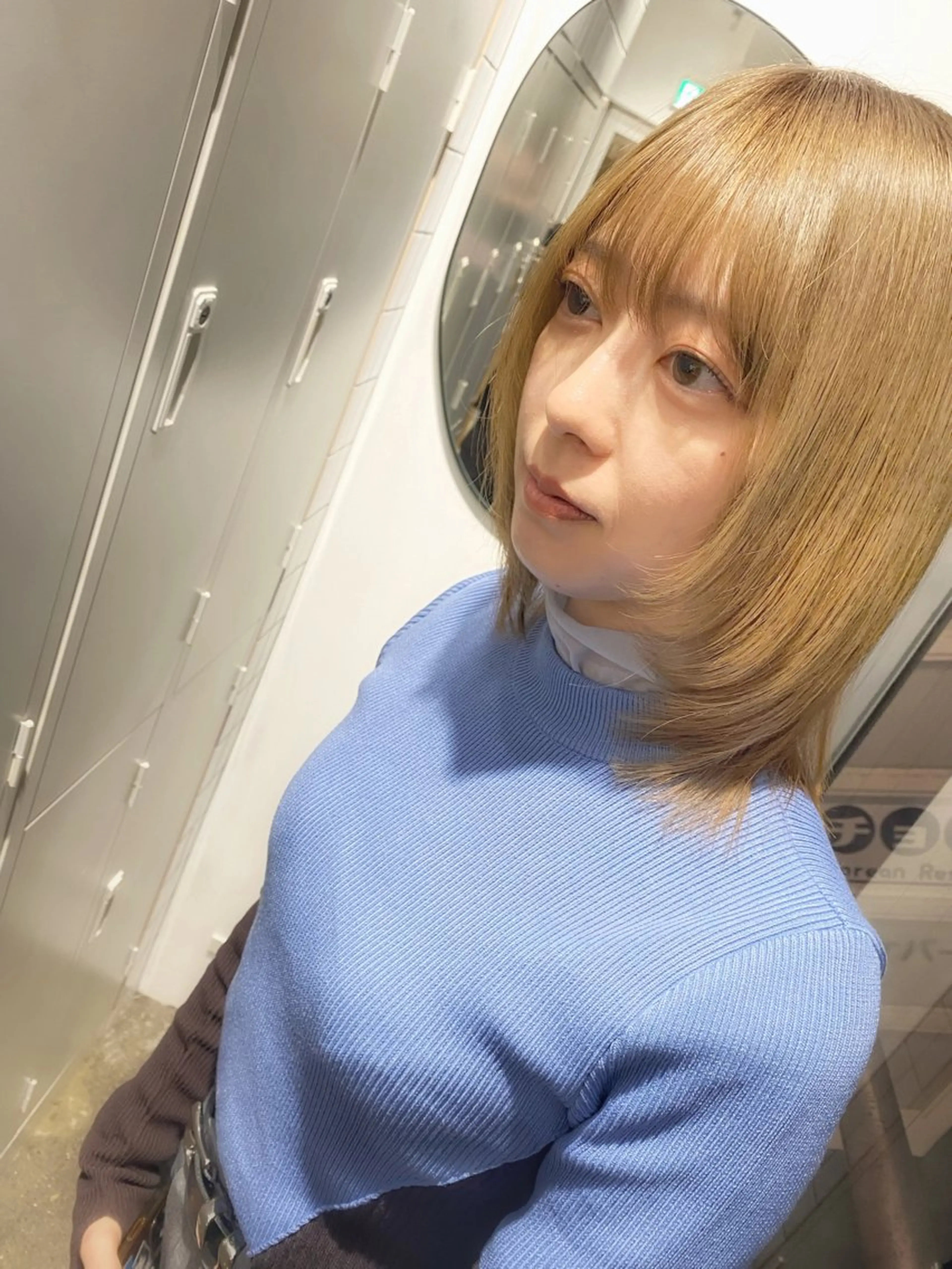 ミディアム カラー ベージュカラー ミルクティーベージュ ウルフカット SALOWIN新宿三丁目【サロウィン】所属・レイヤー/ハッシュ /透明感カラー/青木のヘアスタイル