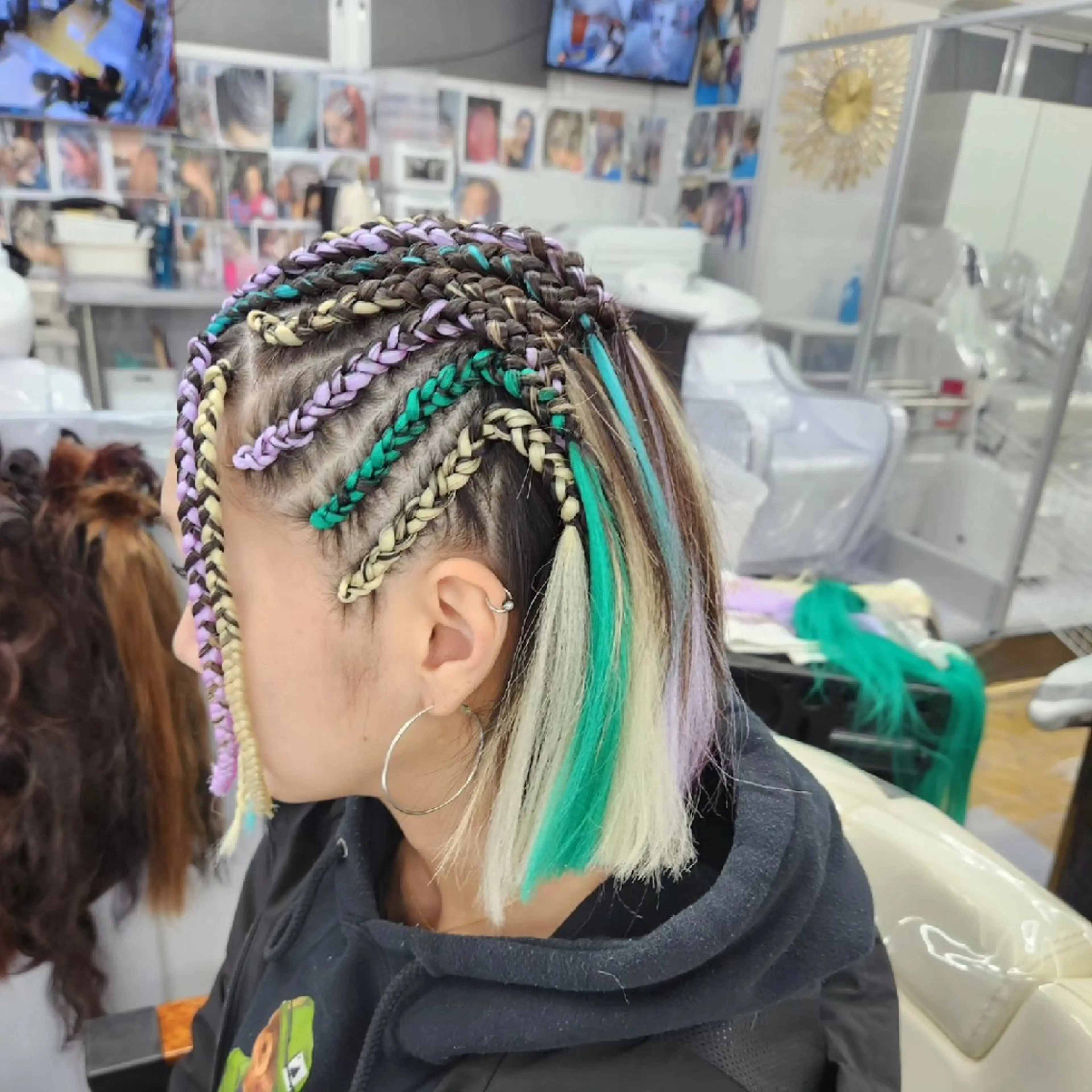  渡辺 マリのヘアスタイル