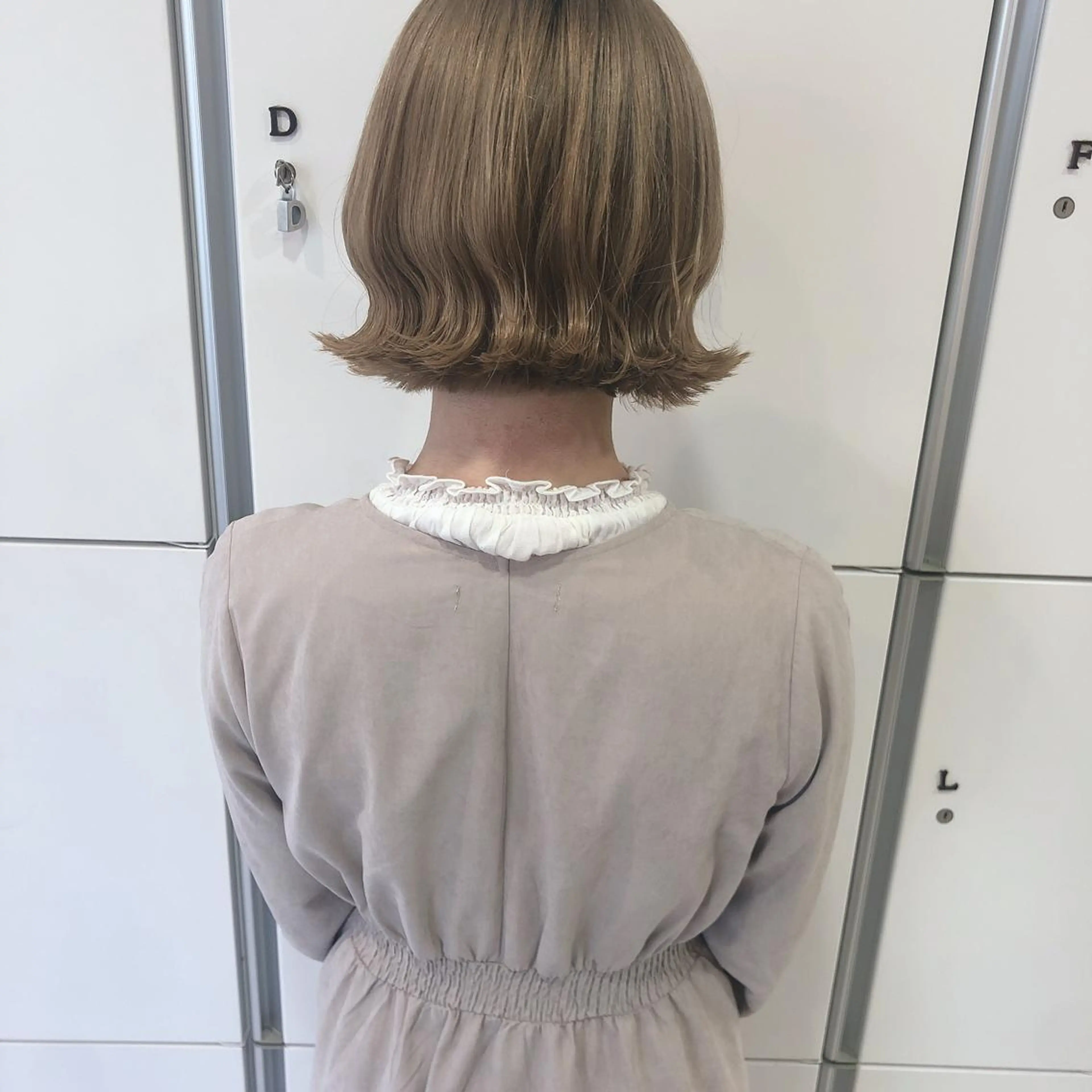 ショート 外ハネヘア レイヤー/顔まわり カット/地毛風カラーのヘアスタイル