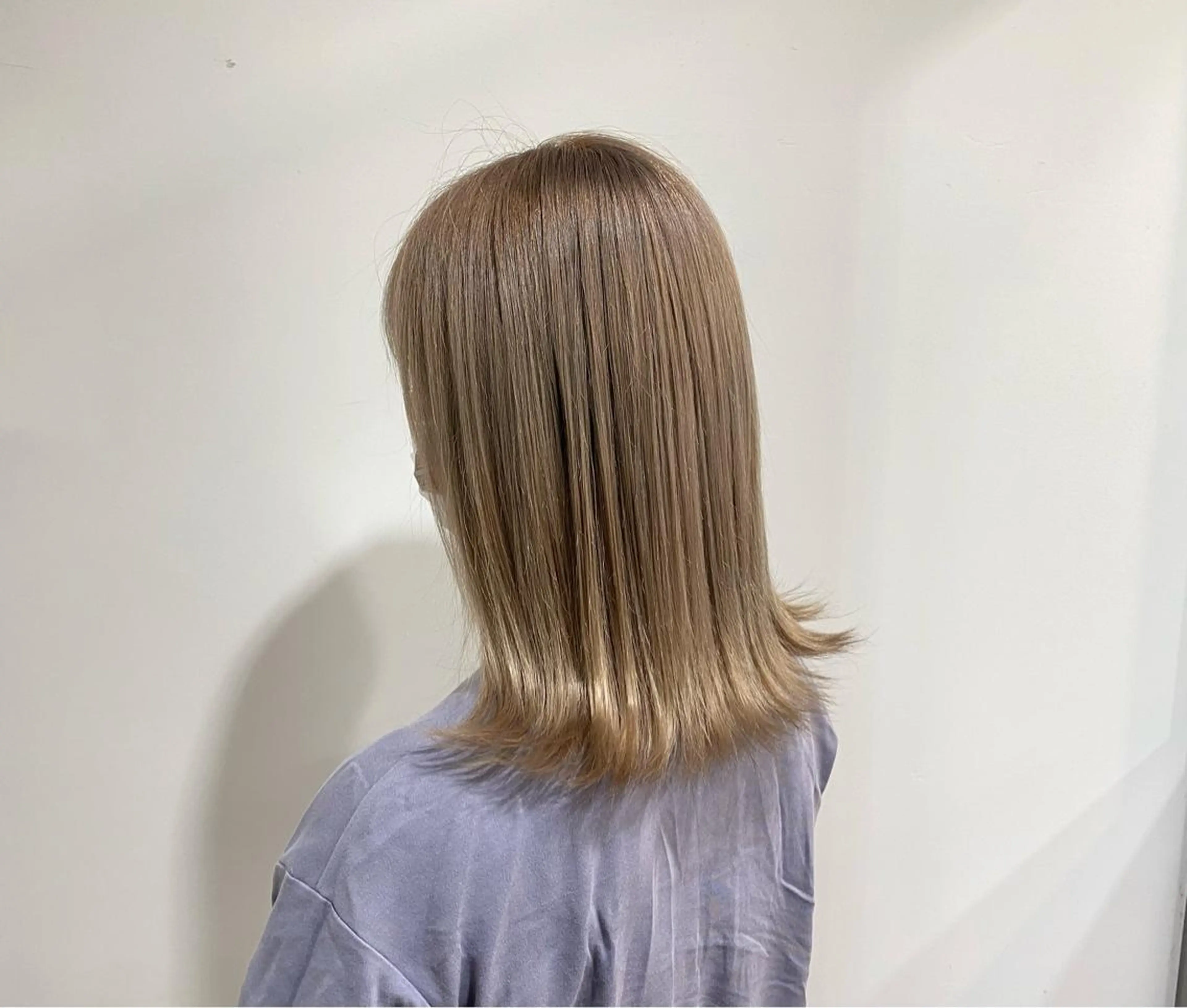 セミロング カラー ベージュカラー ブリーチ ミルクティーベージュ カット ヘアカラー たなか もえなのヘアスタイル