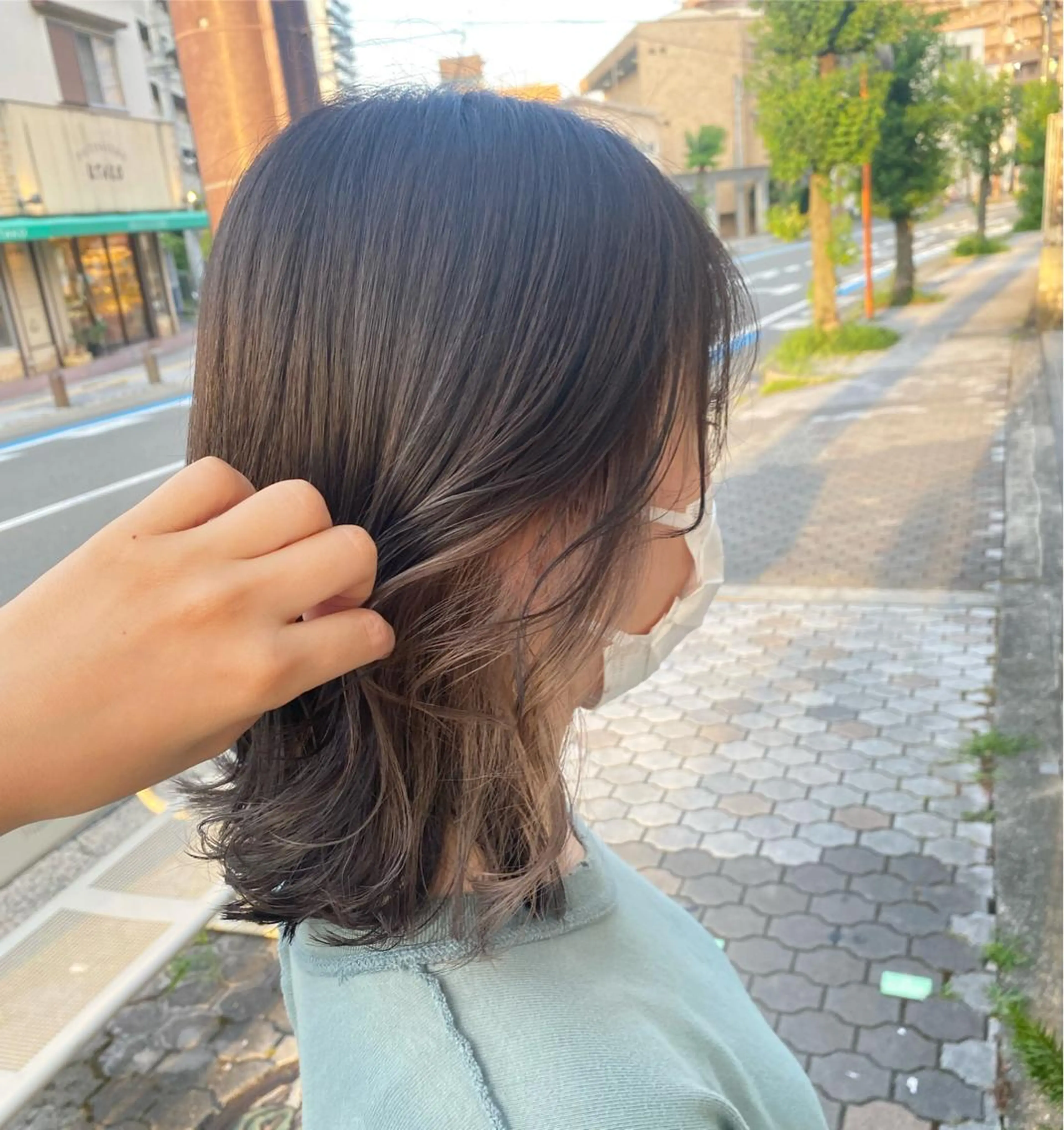 ミディアム カラー アッシュ ベージュカラー イヤリングカラー シルバー シルバーベージュ カット ヘアカラー トリートメント 西村 美羽のヘアスタイル