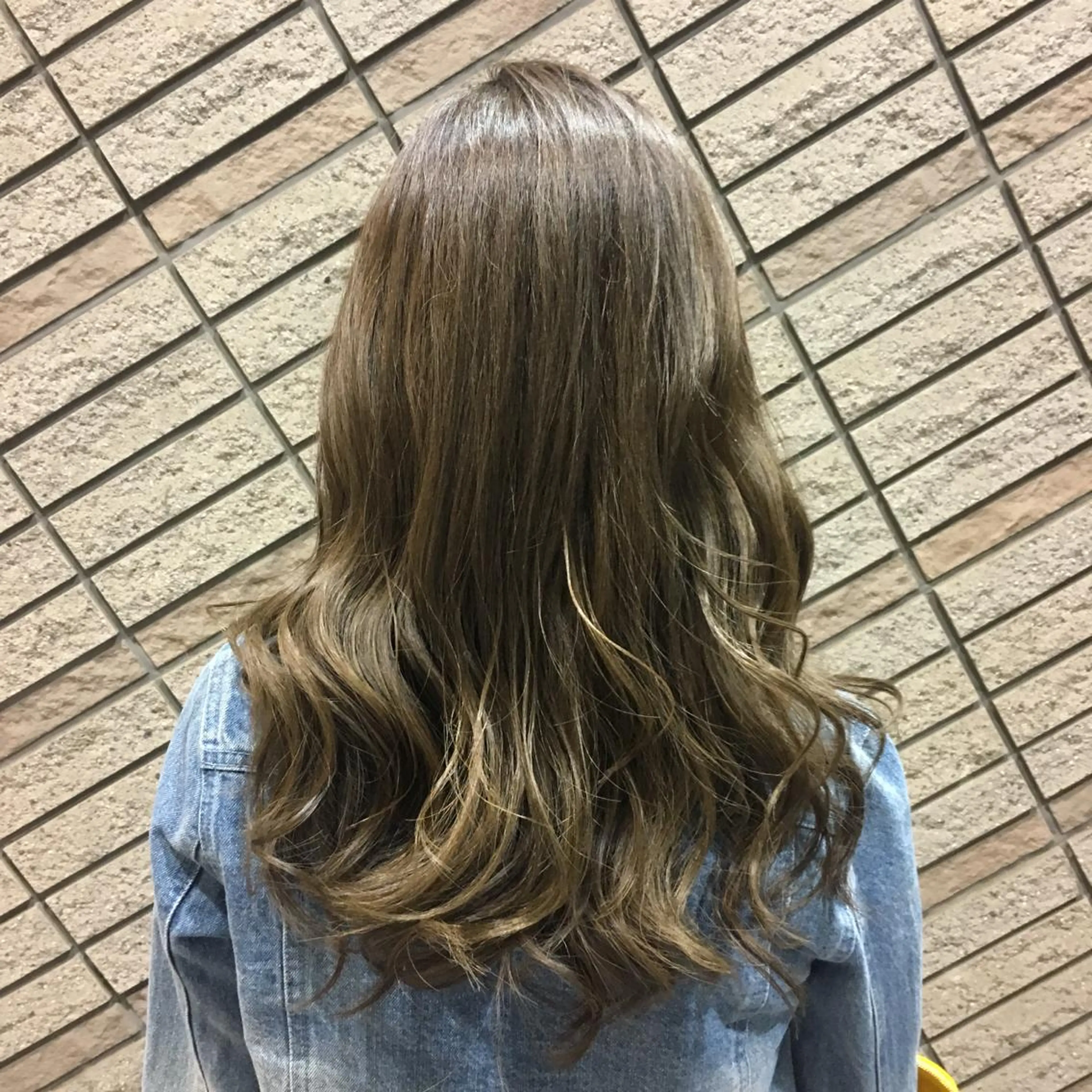 カラー グレージュ イルミナカラー 外国人風カラー カット ヘアカラー トリートメント N° jillva ♦️川端裕司♦️のヘアスタイル