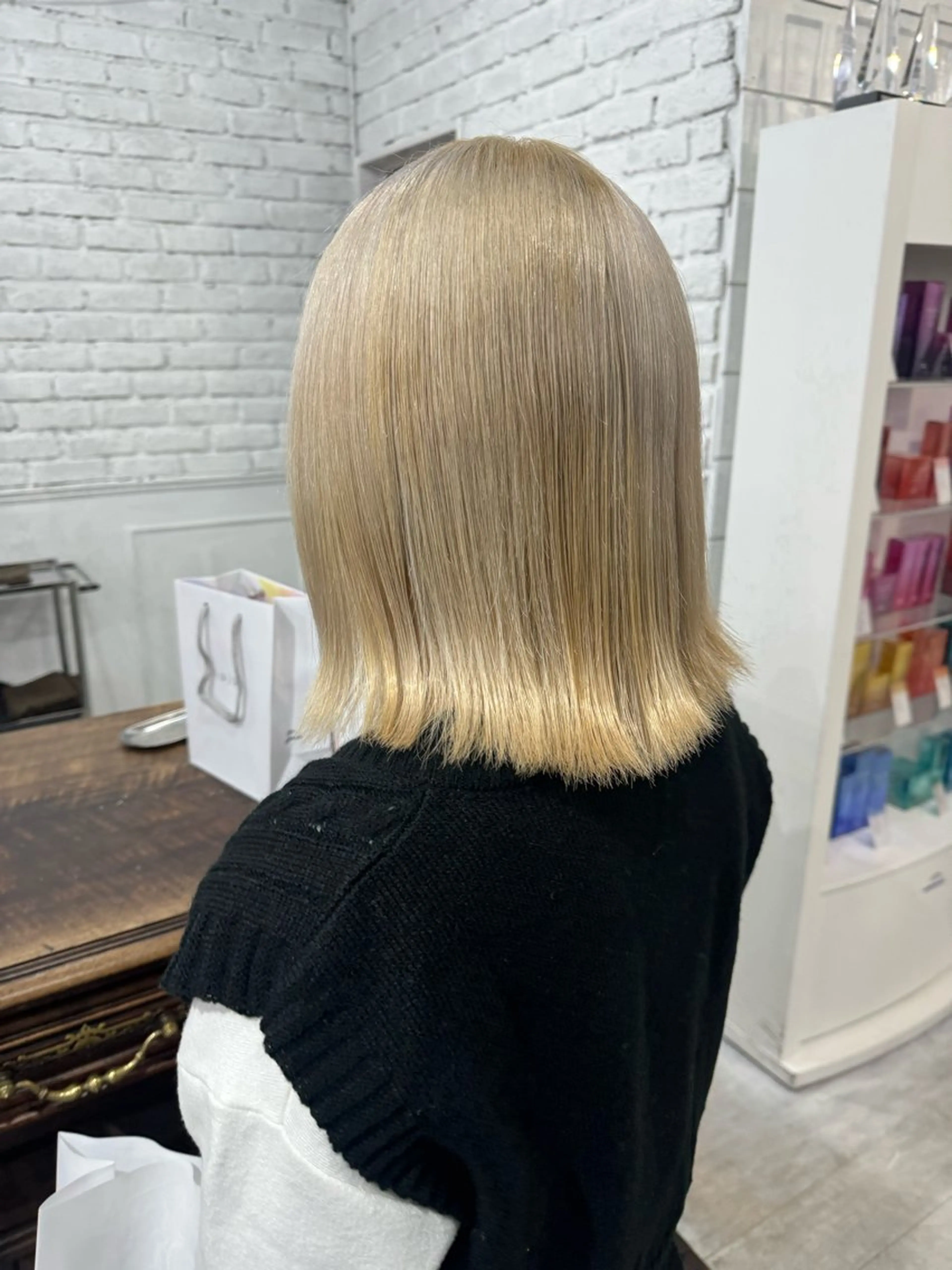 セミロング カラー バレイヤージュ ミストバング ベージュカラー ブリーチ 抜きっぱなしブロンド ヘアカラー トリートメント SALOWIN札幌大通り所属・札幌ハイトーン/ ブリーチカラー/ドイのヘアスタイル
