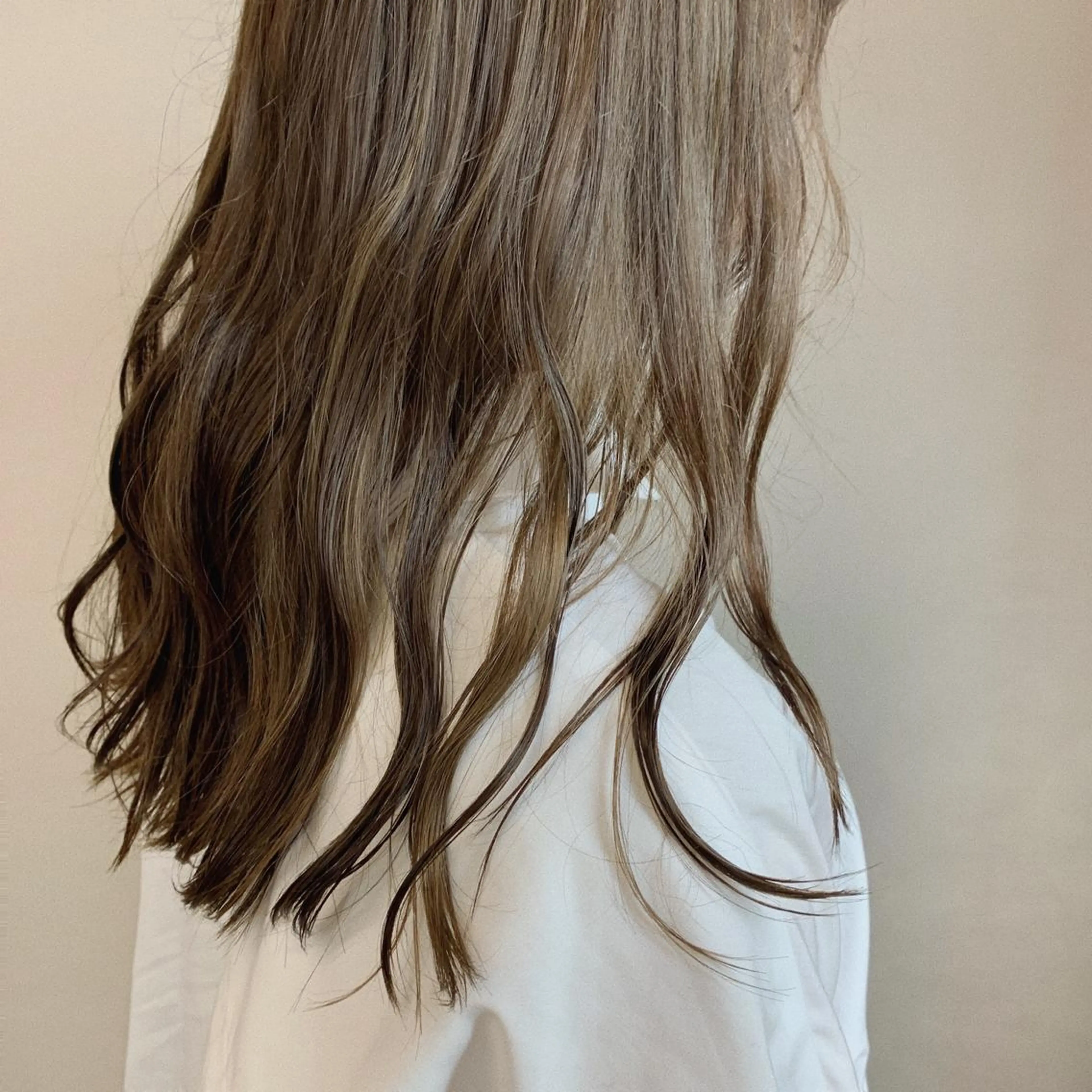 ロング カラー ベージュカラー ハイライトカラー オリーブベージュ ハイライト MUKU所属・fuka モデル募集のヘアスタイル