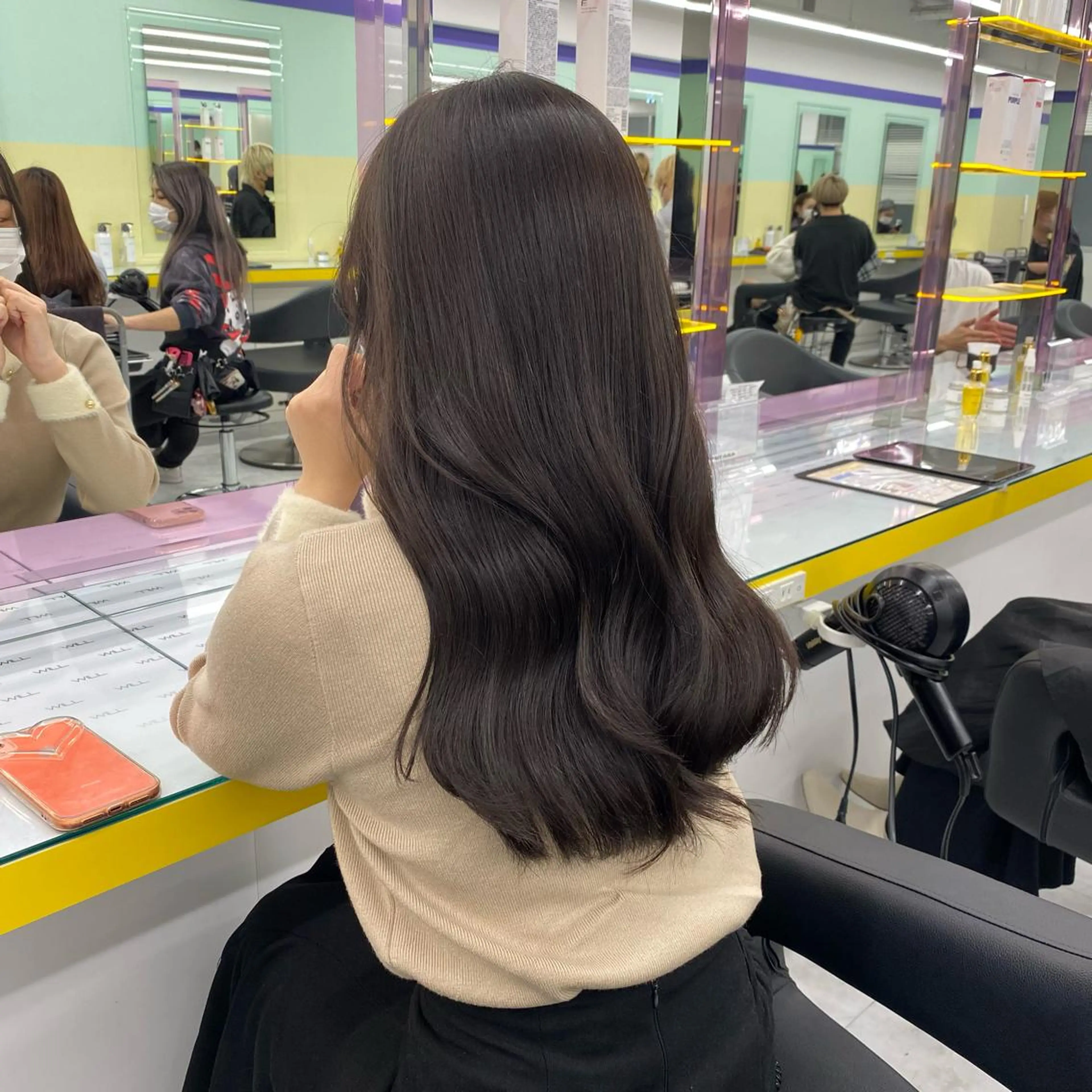 セミロング カラー パーマ ヘアアレンジ メンズ キッズ ネイル マツエク・マツパ アイブロウ ブラウンカラー チョコレートブラウン 眉カラー カラーマツエク ブラウン ヘアカラー Lumo所属・💖横浜ブリーチなし 💖MIHOのヘアスタイル
