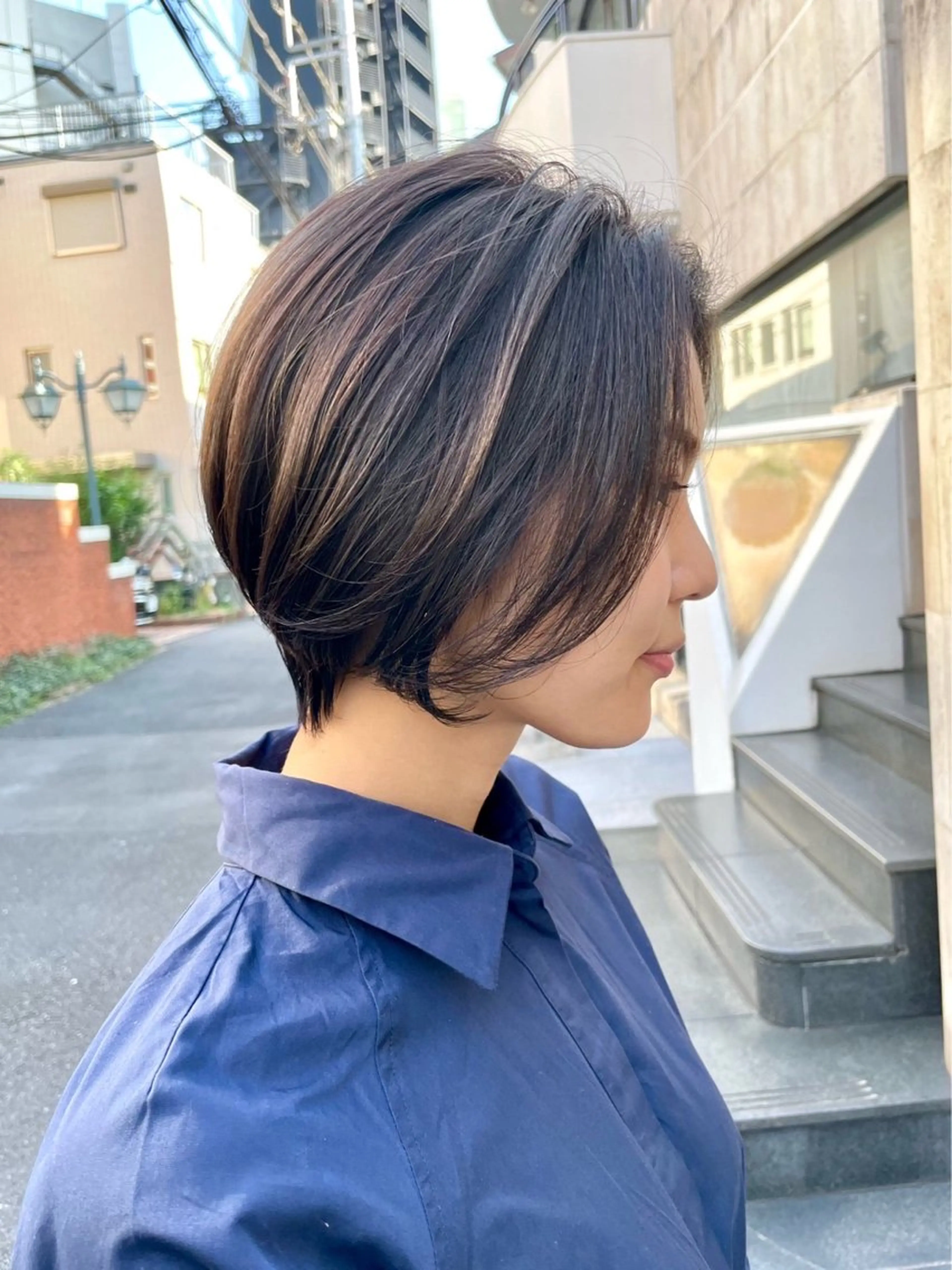 ショート カラー 切りっぱなしボブ ショートボブ ボブ 韓国風ヘア レイヤーカット アオガミ （前髪顔周りカット）のヘアスタイル
