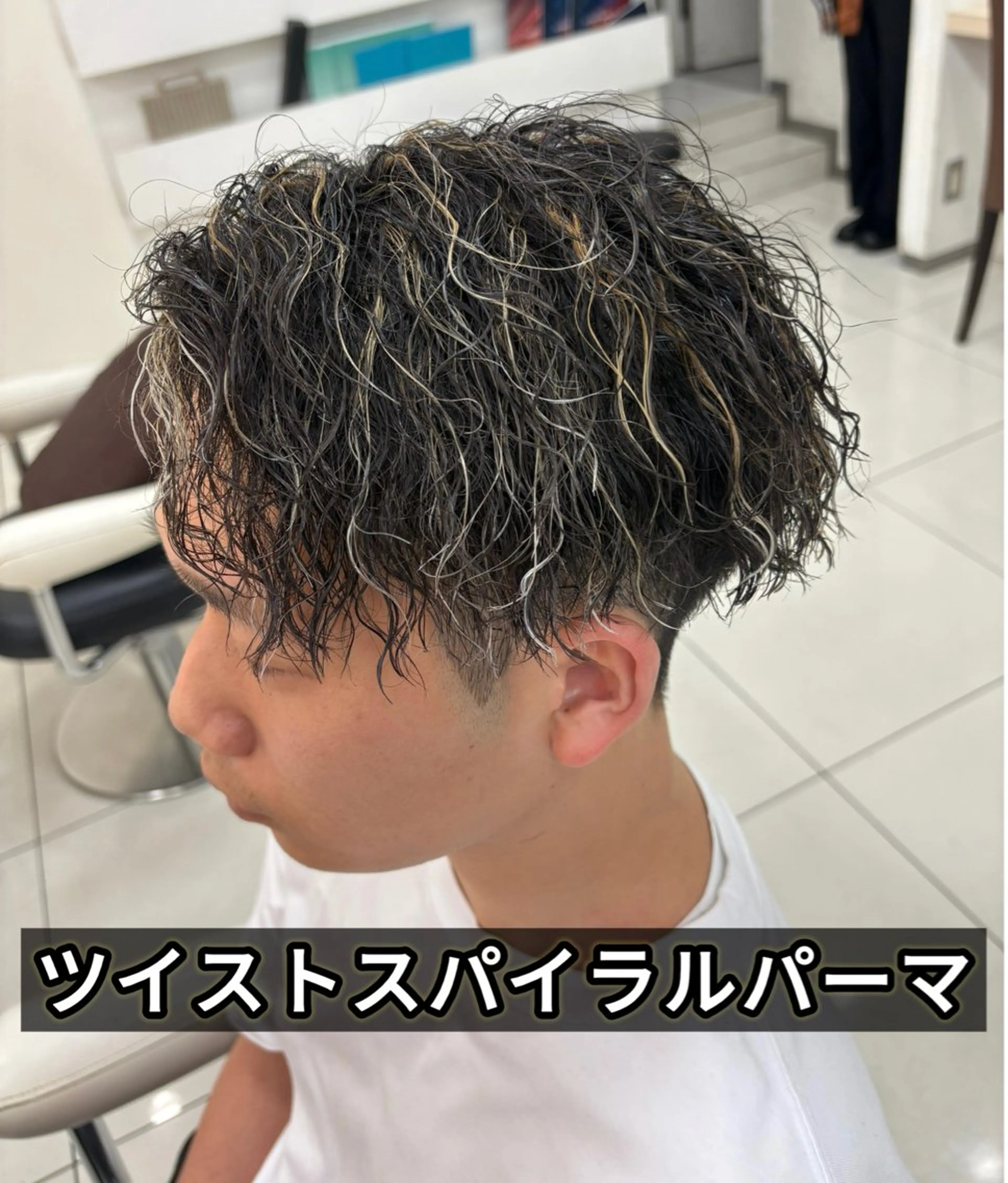 ショート カラー パーマ メンズ センターパート フェードカット フェザーパーマ カルマパーマ マッシュ カット パーマ トリートメント 髪質改善/艶カラー/ メンズパーマ/鈴木のヘアスタイル