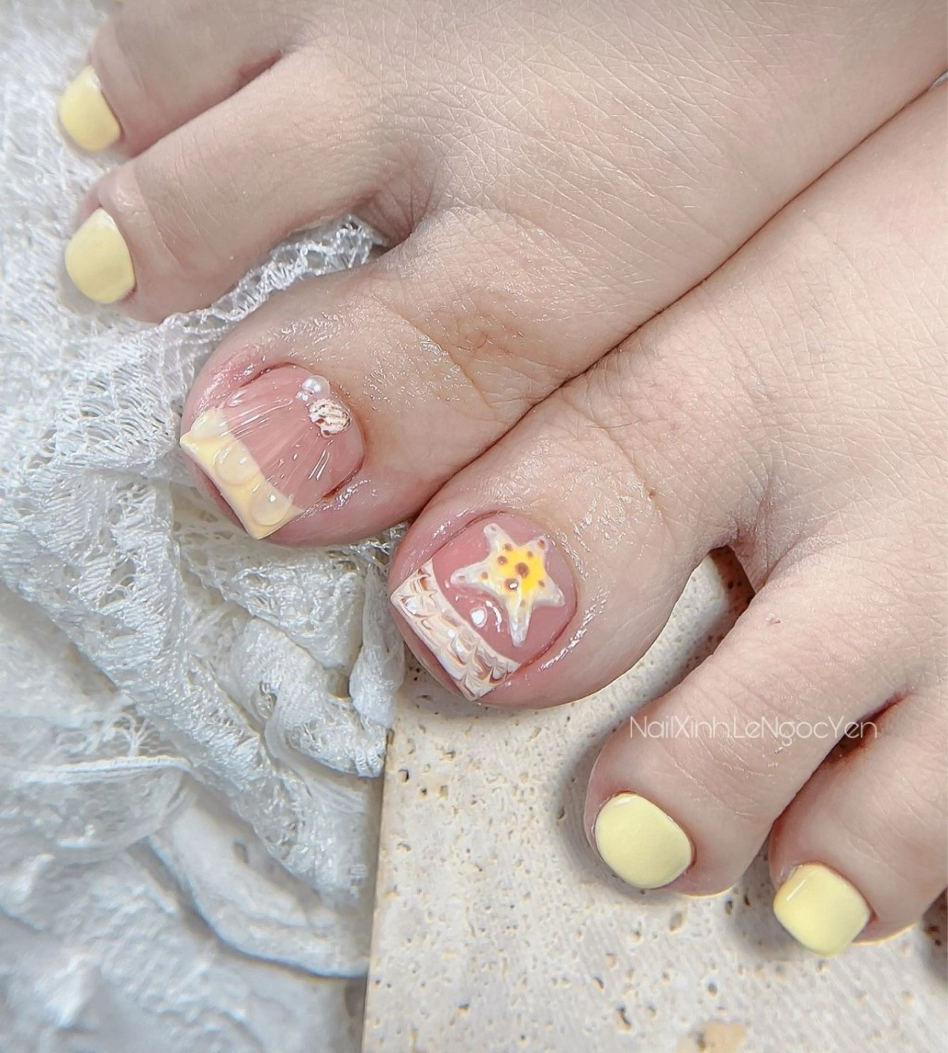 【期間限定】【フットアート】〈オフ込み〉ワンカラー＋親指2本アート💅ストーンつけ放題✨（色追加可能）の写真