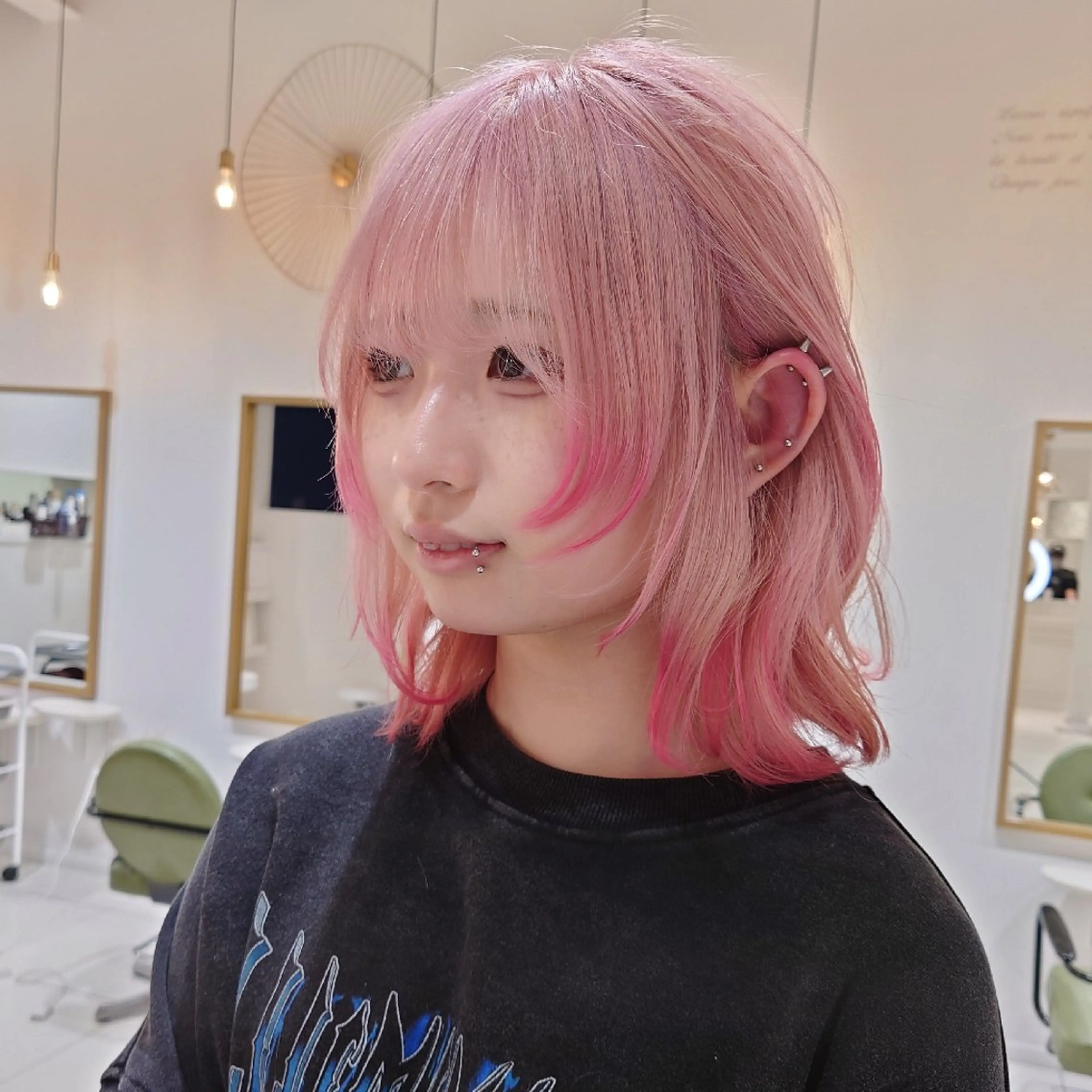 ミディアム 顔まわりレイヤー 顔周りカット レイヤーカット カット ヘアカラー 新潟ハイトーンカラー NO.1✨ 小川 巧のヘアスタイル