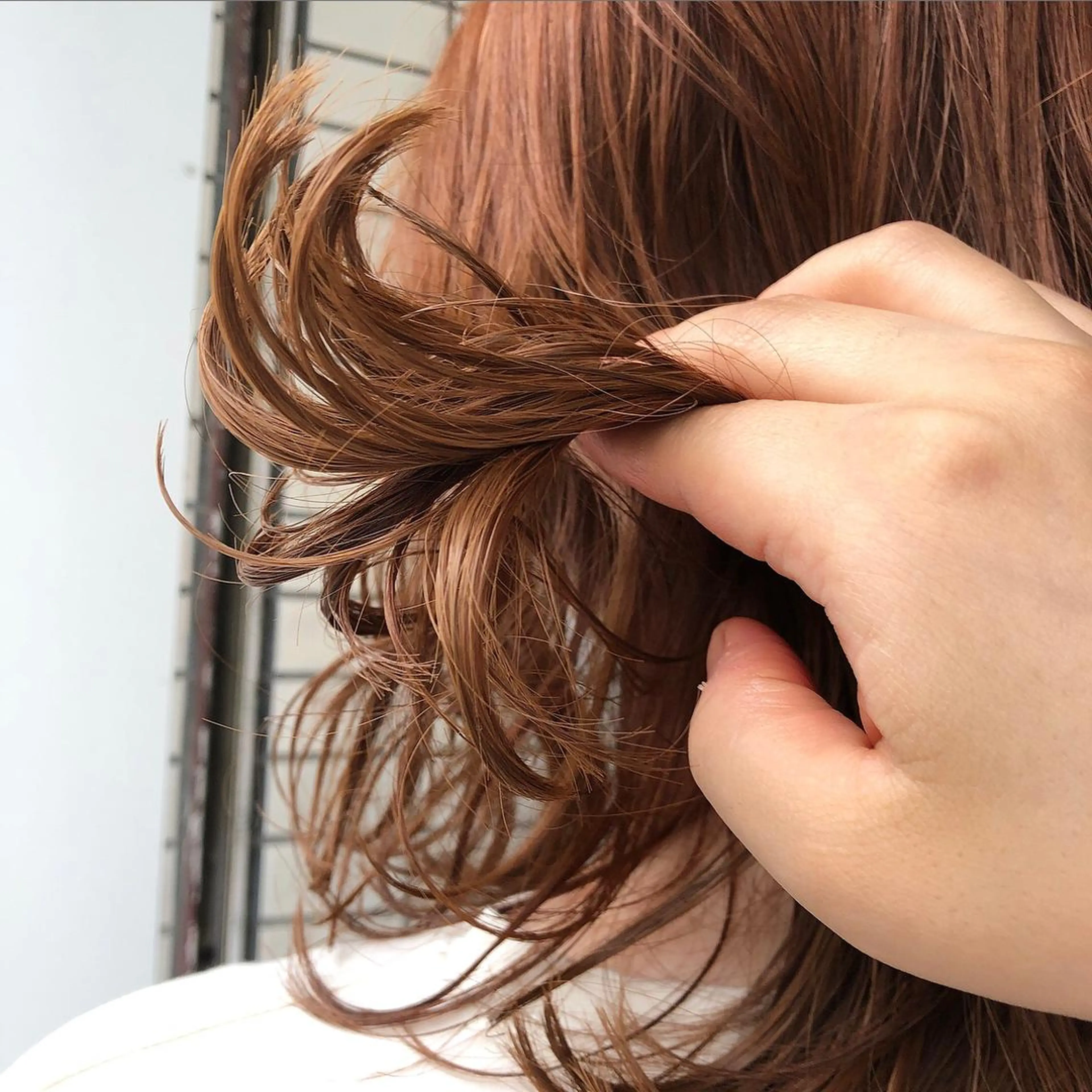 ミディアム カラー ブラウンカラー オレンジ オレンジブラウン レイヤー/顔まわり カット/地毛風カラーのヘアスタイル