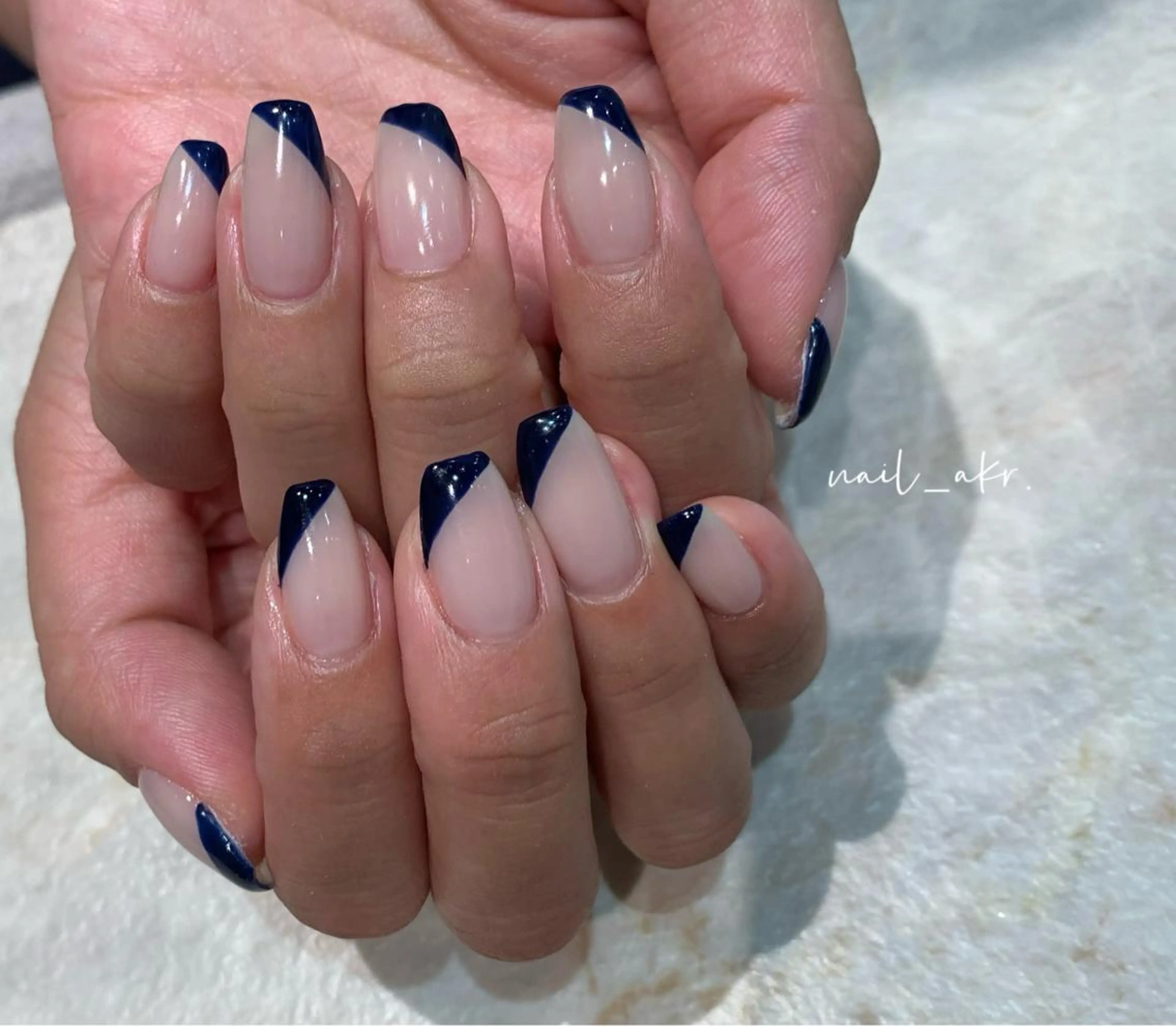 ネイル フレンチネイル ネイビー 斜めフレンチ nailAVANCE akariのネイルデザイン