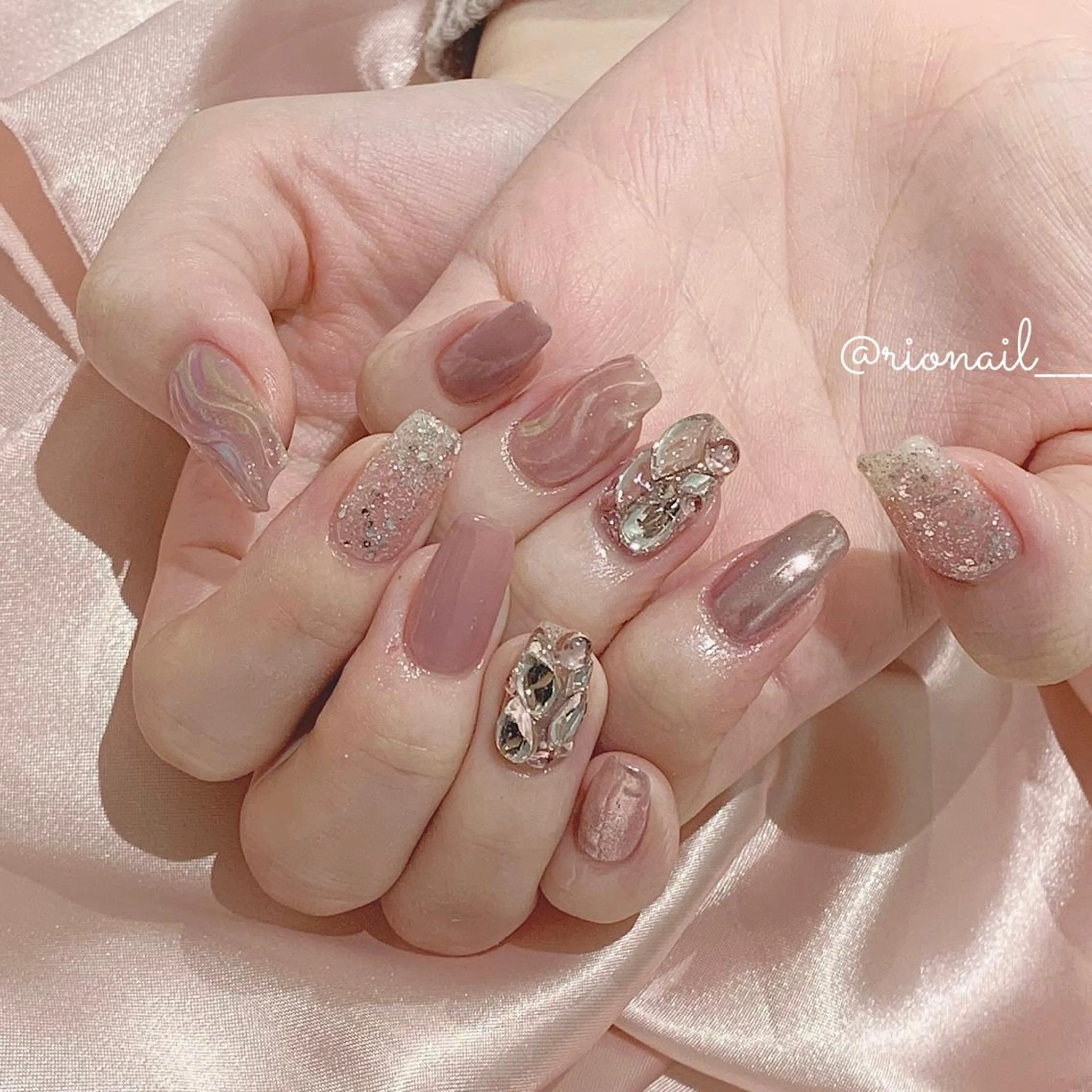 ネイル アートネイル ハンドネイル 𝘙𝘪𝘰𝘯𝘢 ...🕯🤍のネイルデザイン