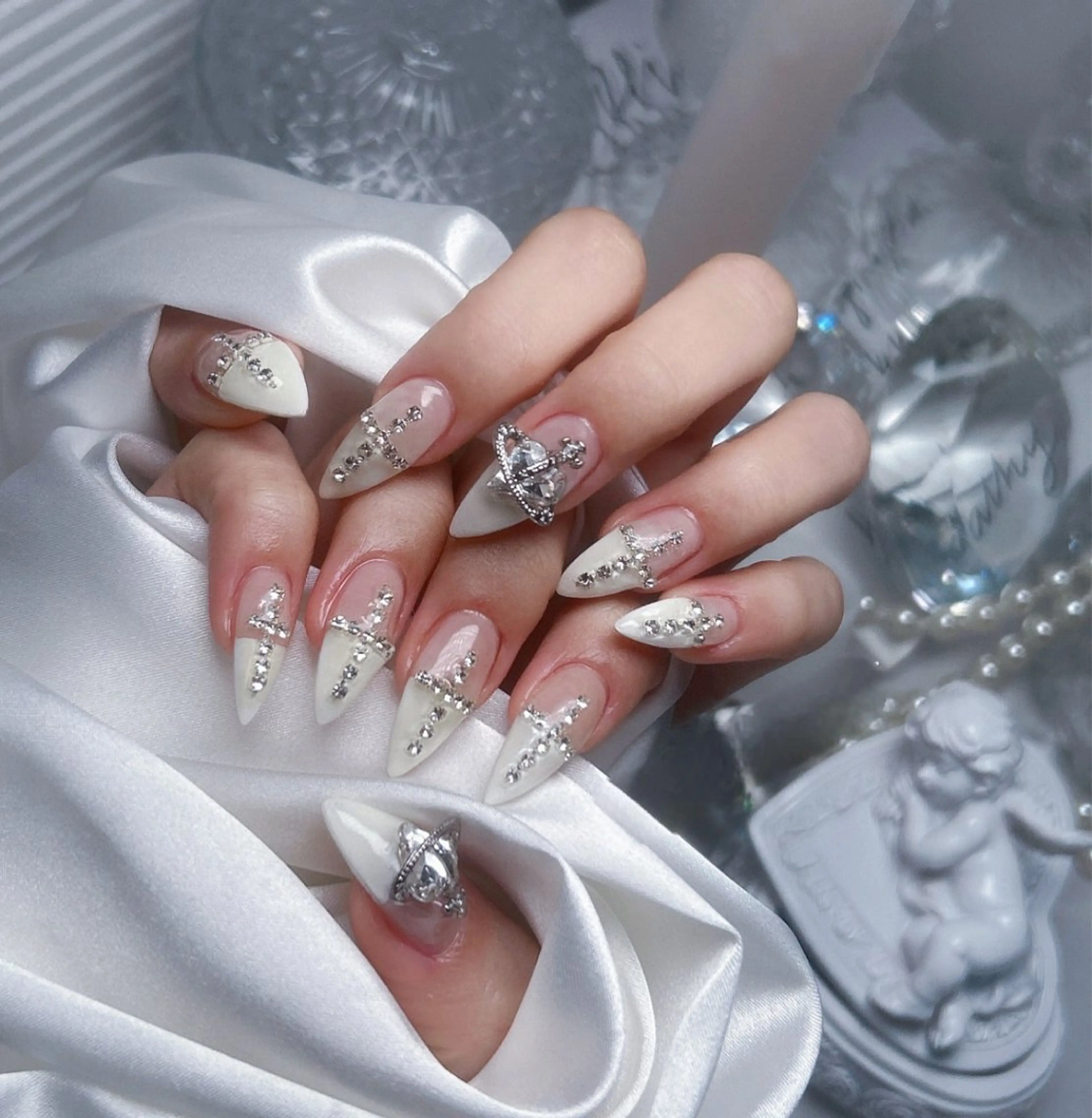 ネイル アニマル柄 オーロラネイル チークネイル フラッシュネイル ジェルネイル ハンドネイル Lyna 池袋のネイルデザイン