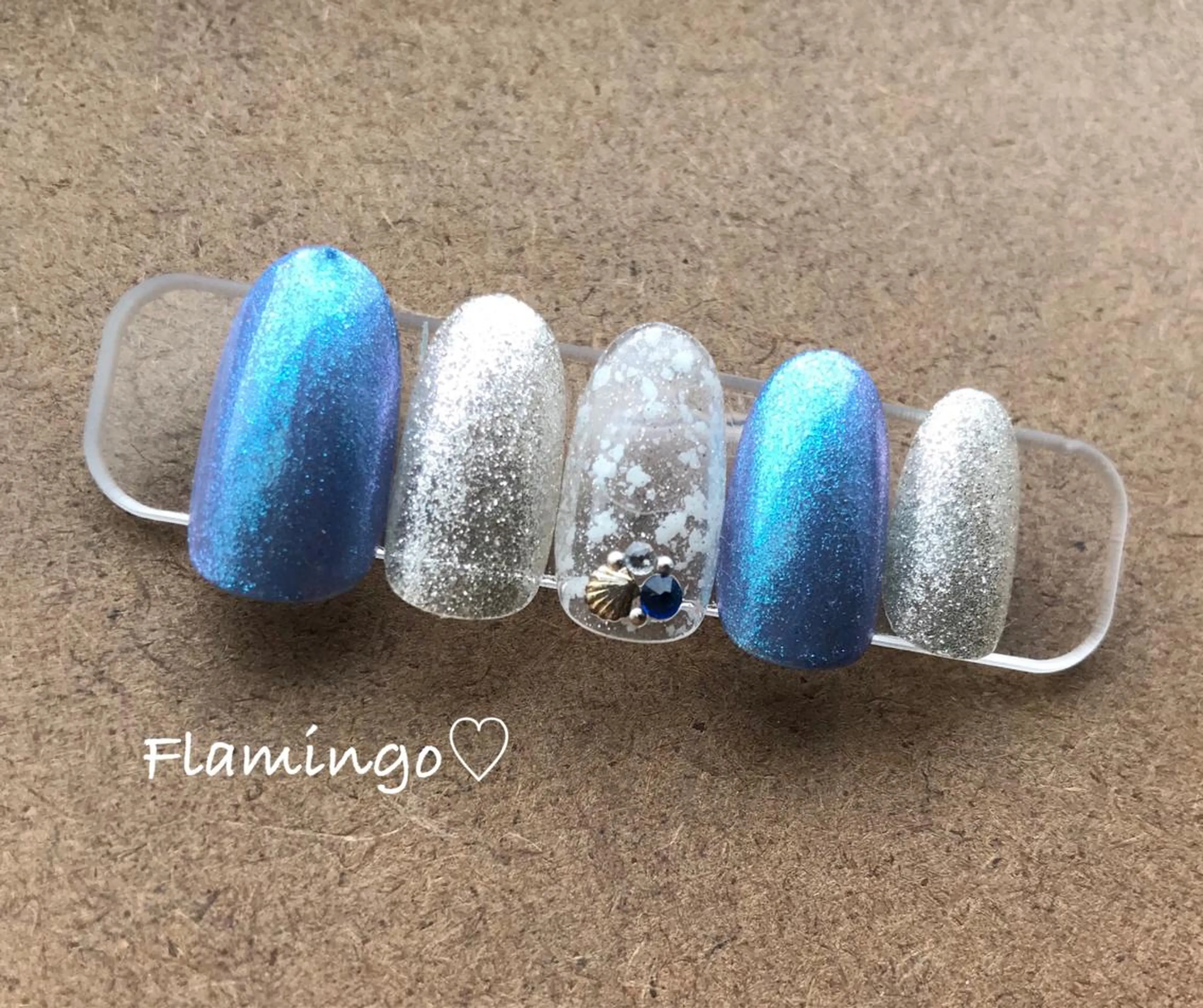 ネイル ブルー キラキラネイル ラメ(グリッター) 夏ネイル 40代からの爪を守る ×ケア重視サロン♡のネイルデザイン