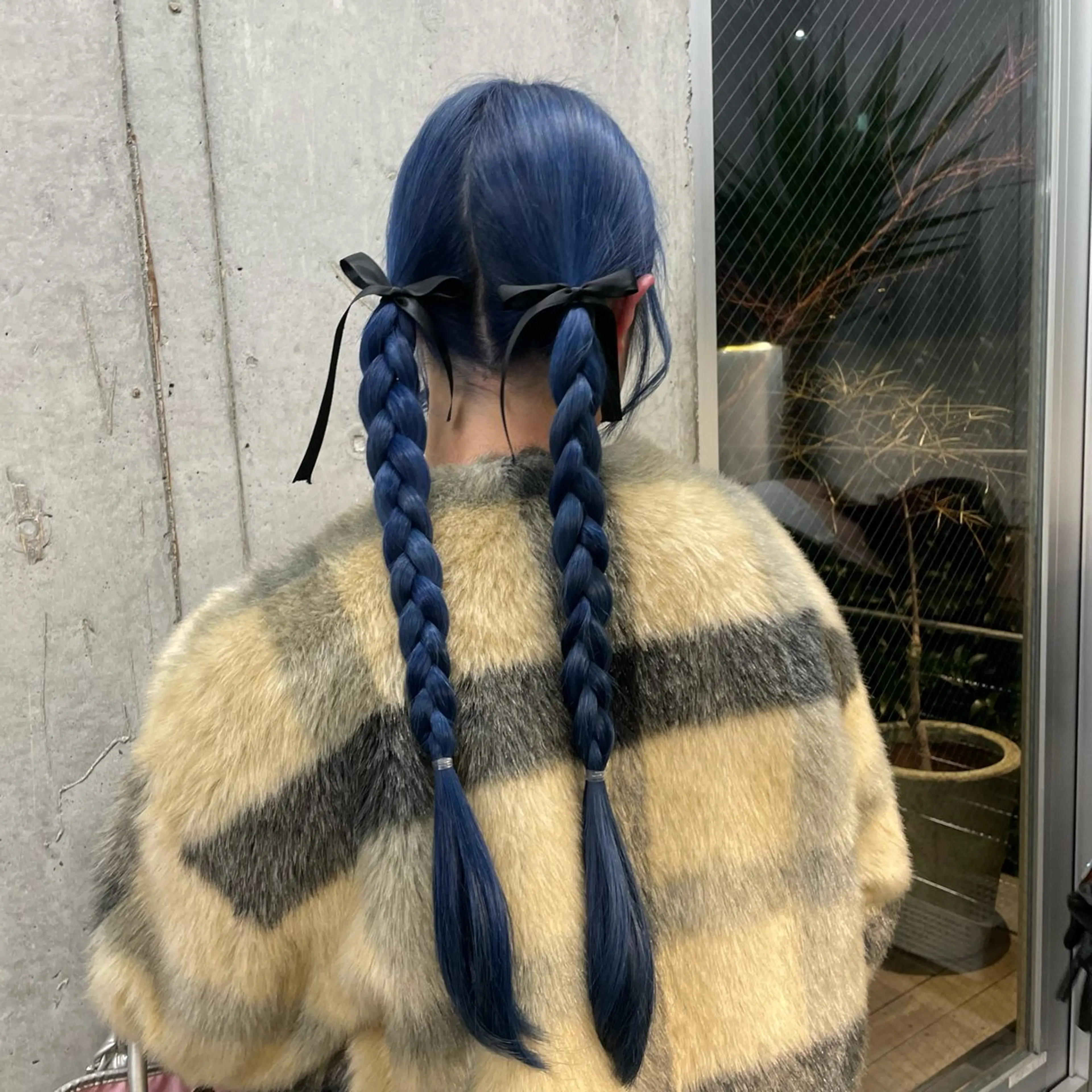ロング カラー ヘアアレンジ ブリーチ ブルーカラー トレンドカラー🥣／ ヘアアレンジ✩.*˚のヘアスタイル