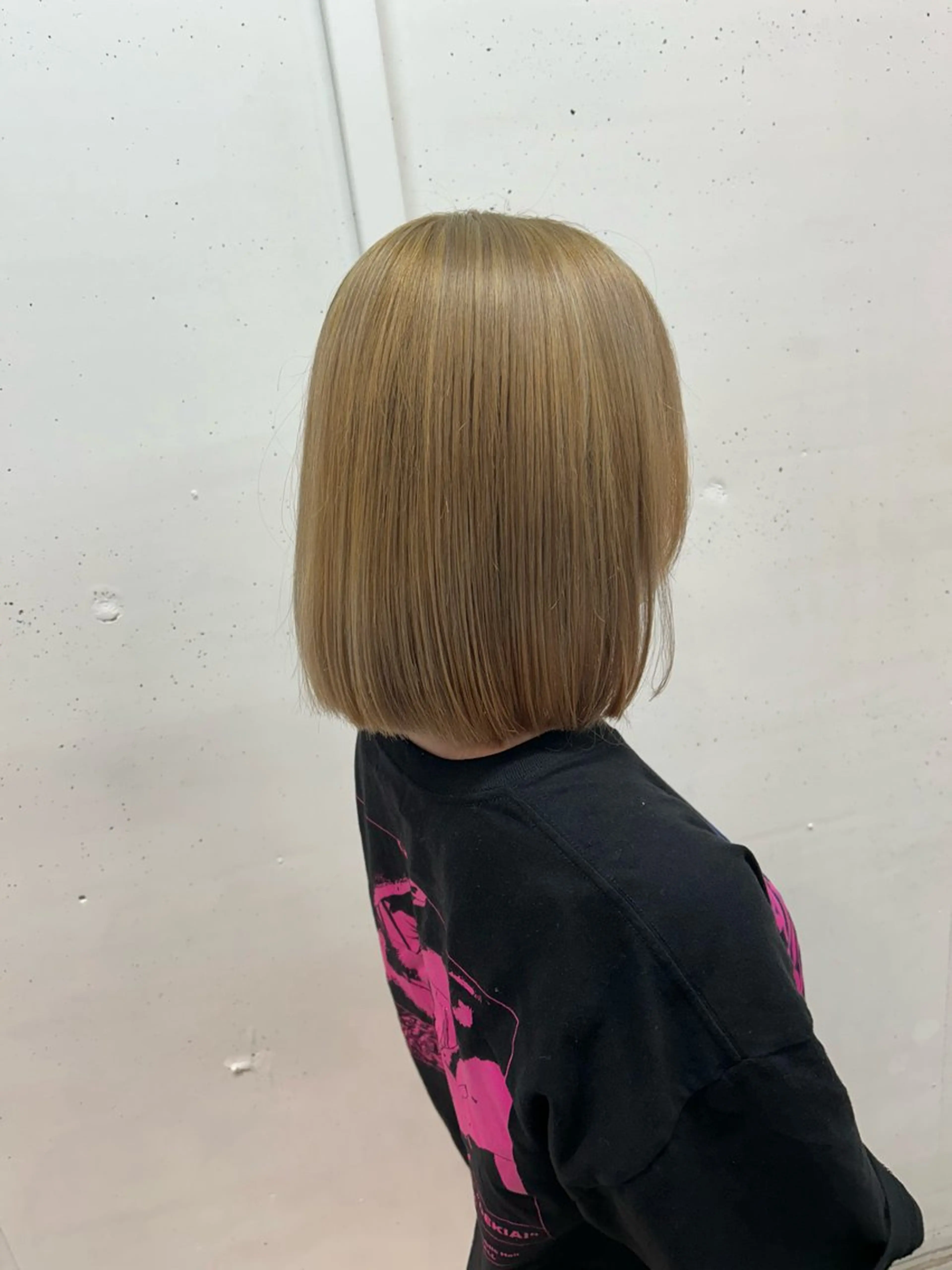 ショート カラー ベージュカラー ミルクティーベージュ ヘアカラー トリートメント AILEE所属・ウルフカット レイヤーカット上柿のヘアスタイル