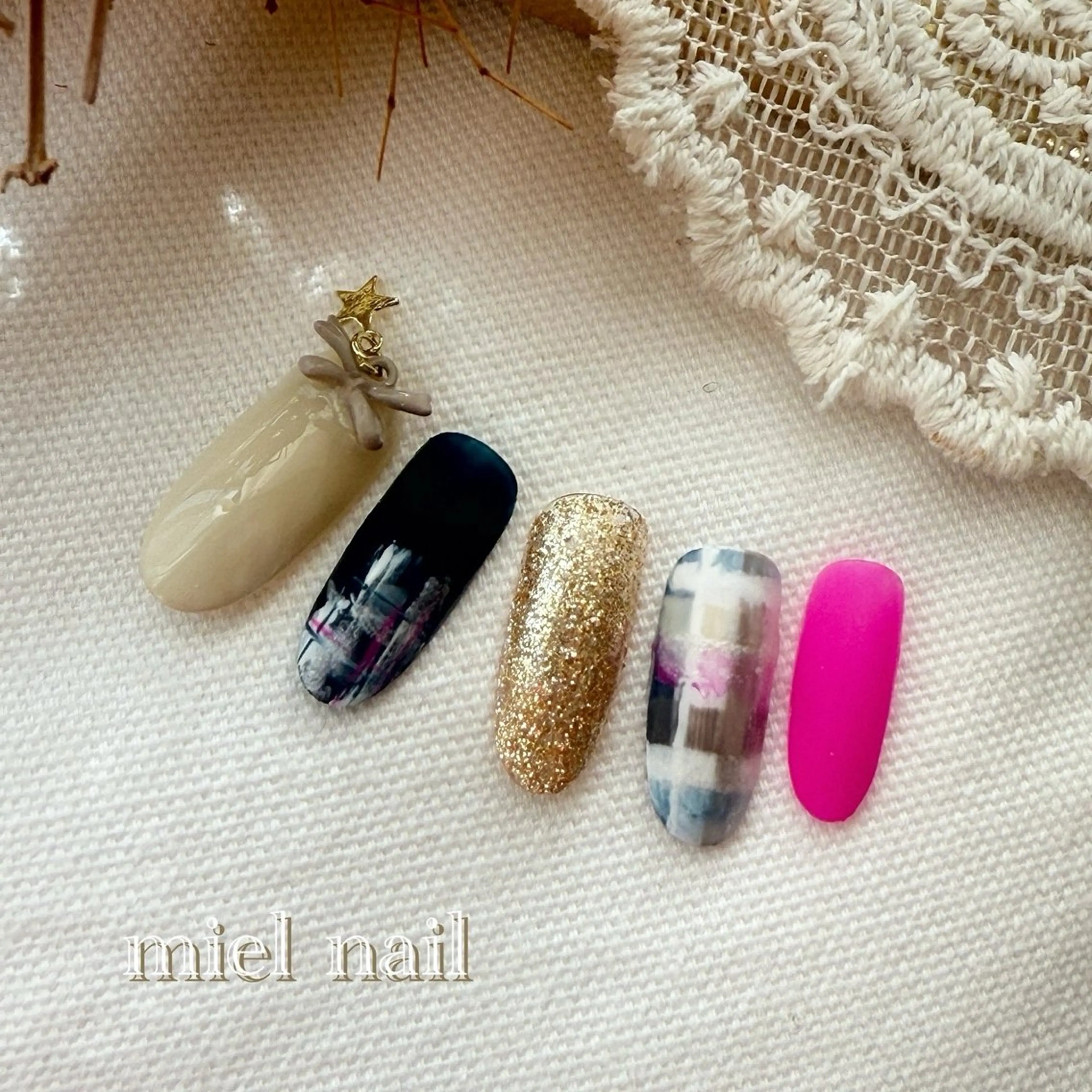 ネイル ラメ(グリッター) リボン 冬ネイル クリスマス ハンドネイル miel nailのネイルデザイン