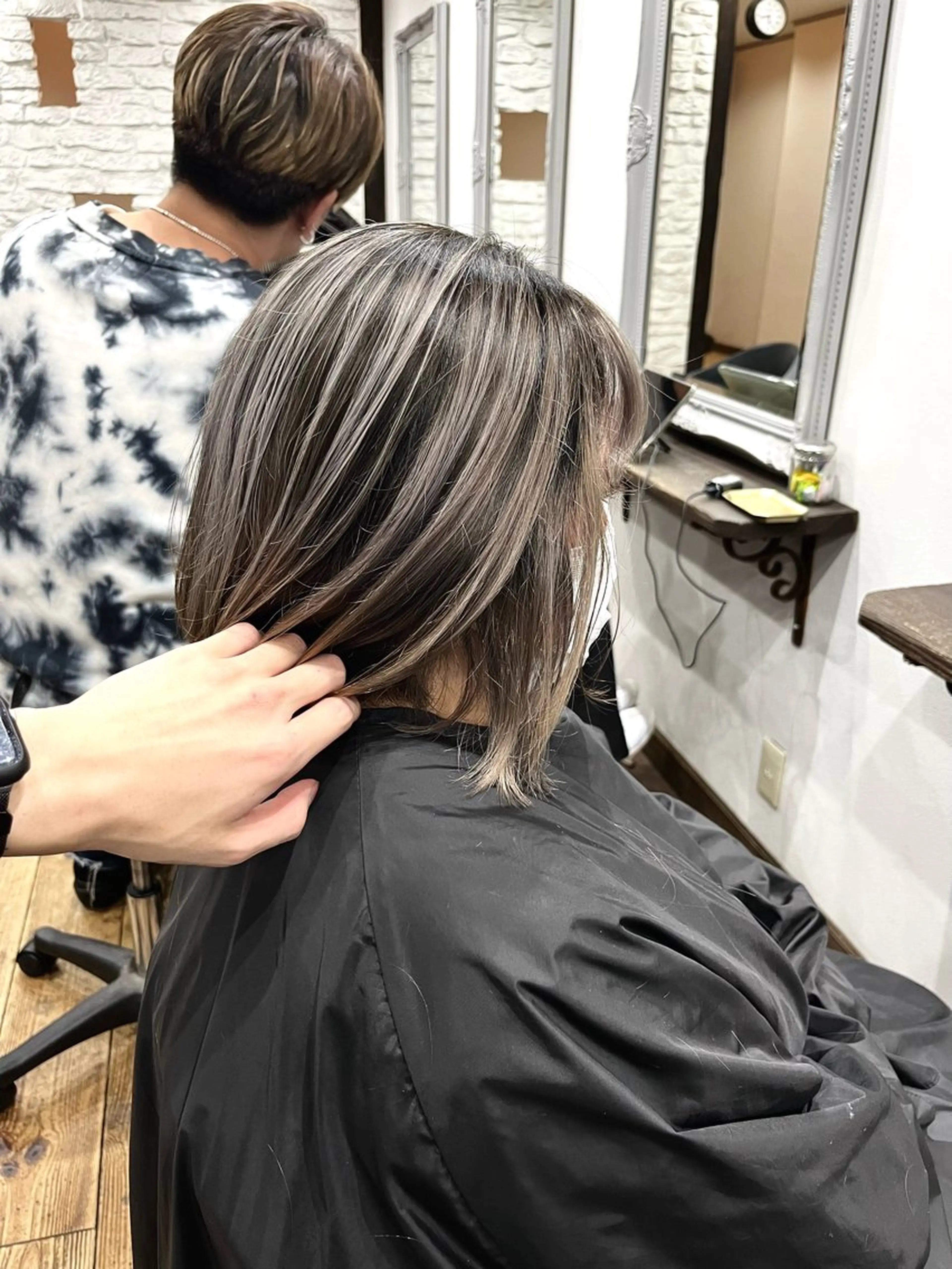 ミディアム レイヤーカット カット ヘアカラー バレイヤージュモデル 募集中宮本宗嵩のヘアスタイル