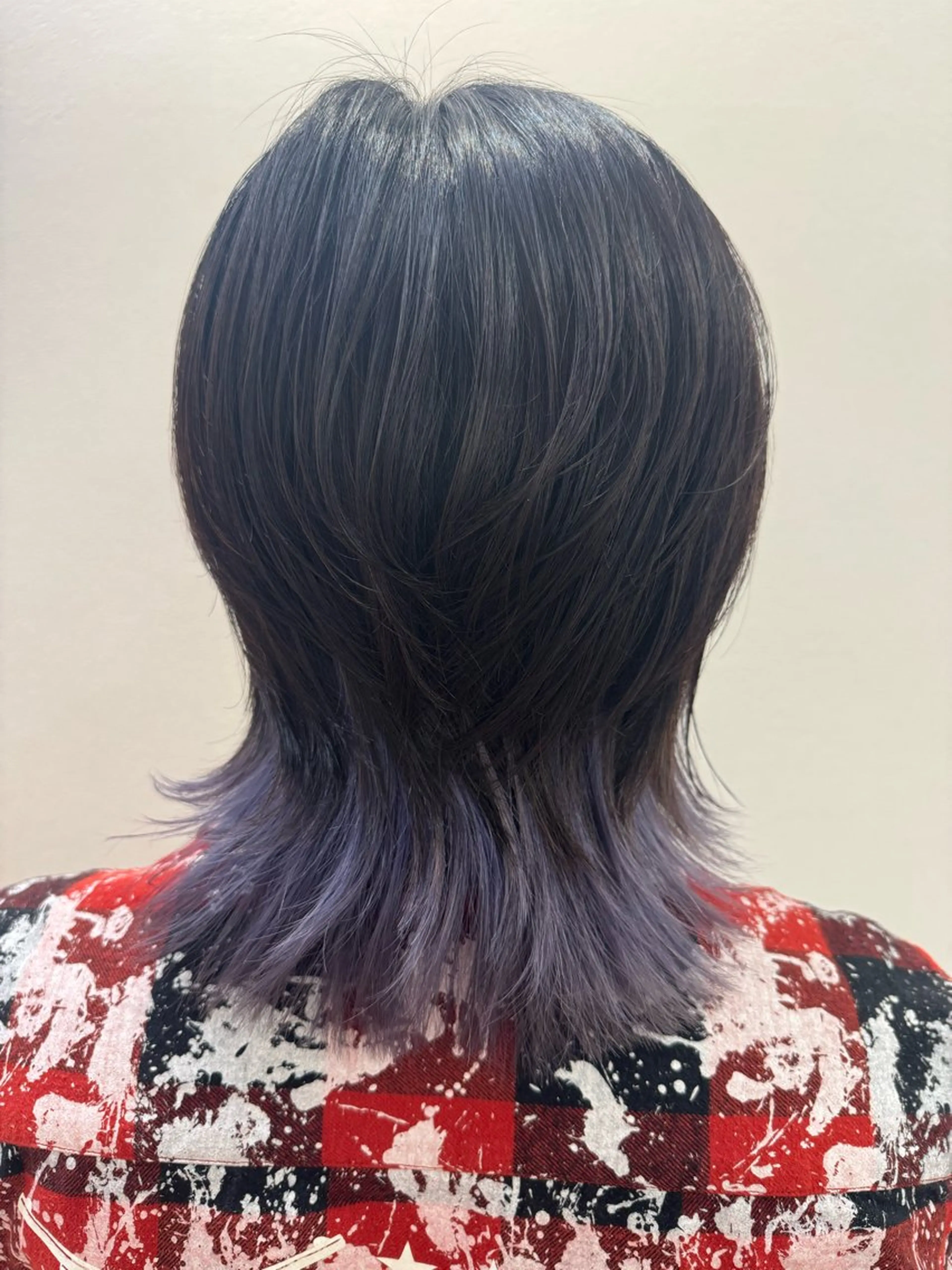 ミディアム カラー インナーカラー パープルカラー ウルフカット 佐々木 有彩のヘアスタイル