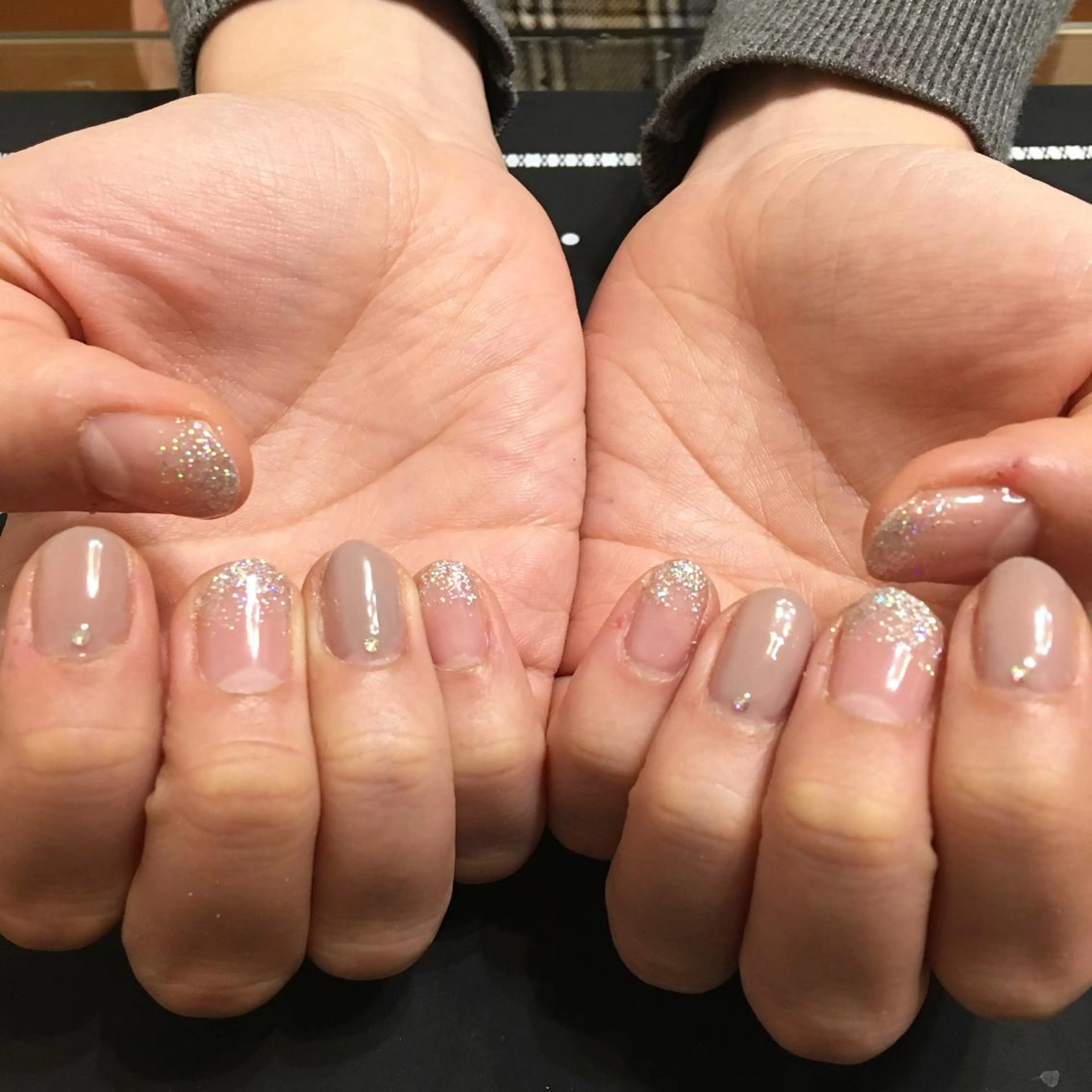 ネイル キラキラネイル ラメ(グリッター) シルバー 春ネイル ストーンネイル ハンドネイル 🌈KANÅKO 🌈のネイルデザイン