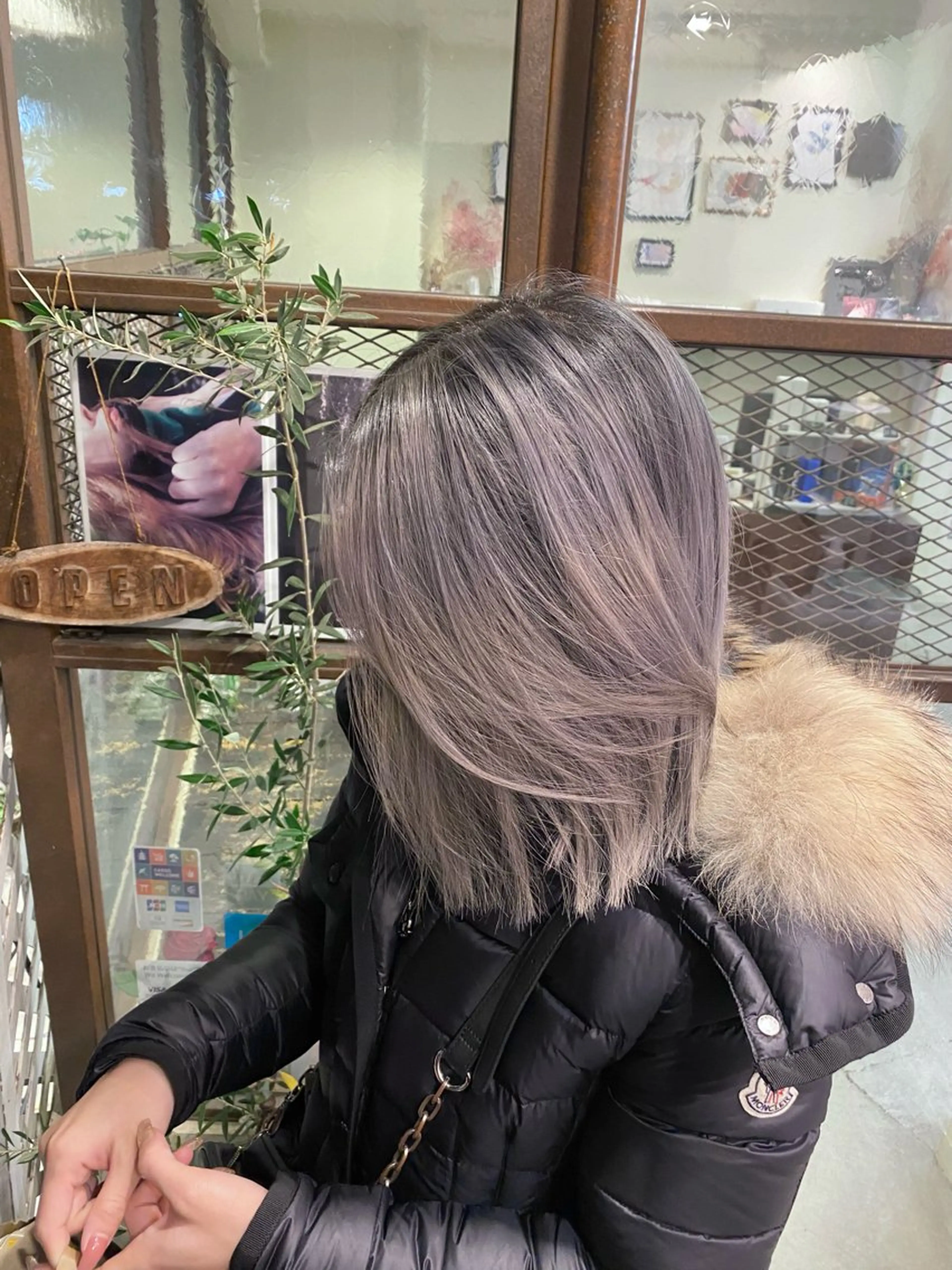 ミディアム カラー グラデーションカラー かきあげバング HIKARIS 相川所属・ウチダ ユウヤのヘアスタイル