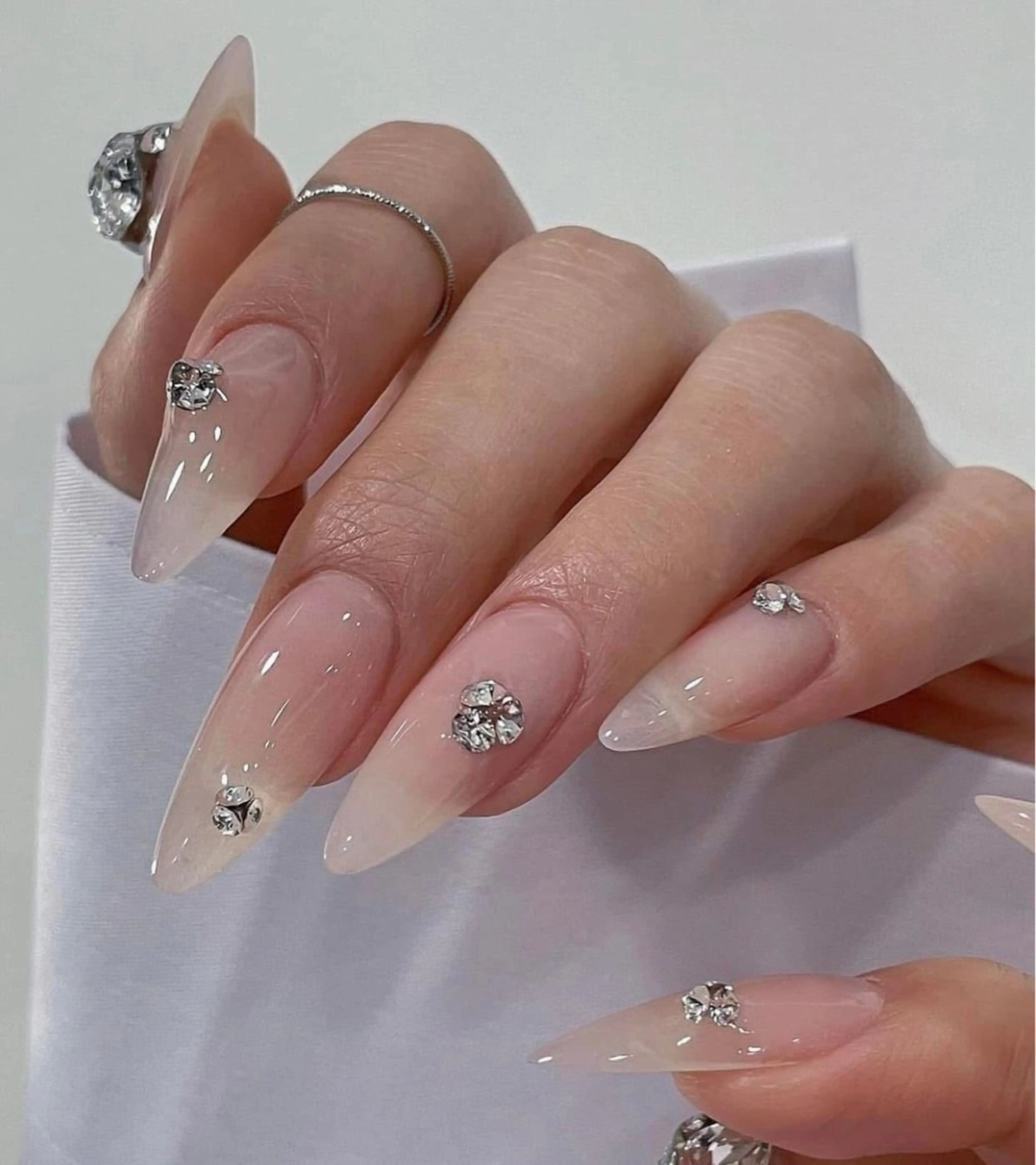 ネイル 長さ出し フレンチネイル ジェルネイル ガラスフレンチ 韓国ネイル ハンドネイル Minette nail所属・Minette nailHuongのネイルデザイン