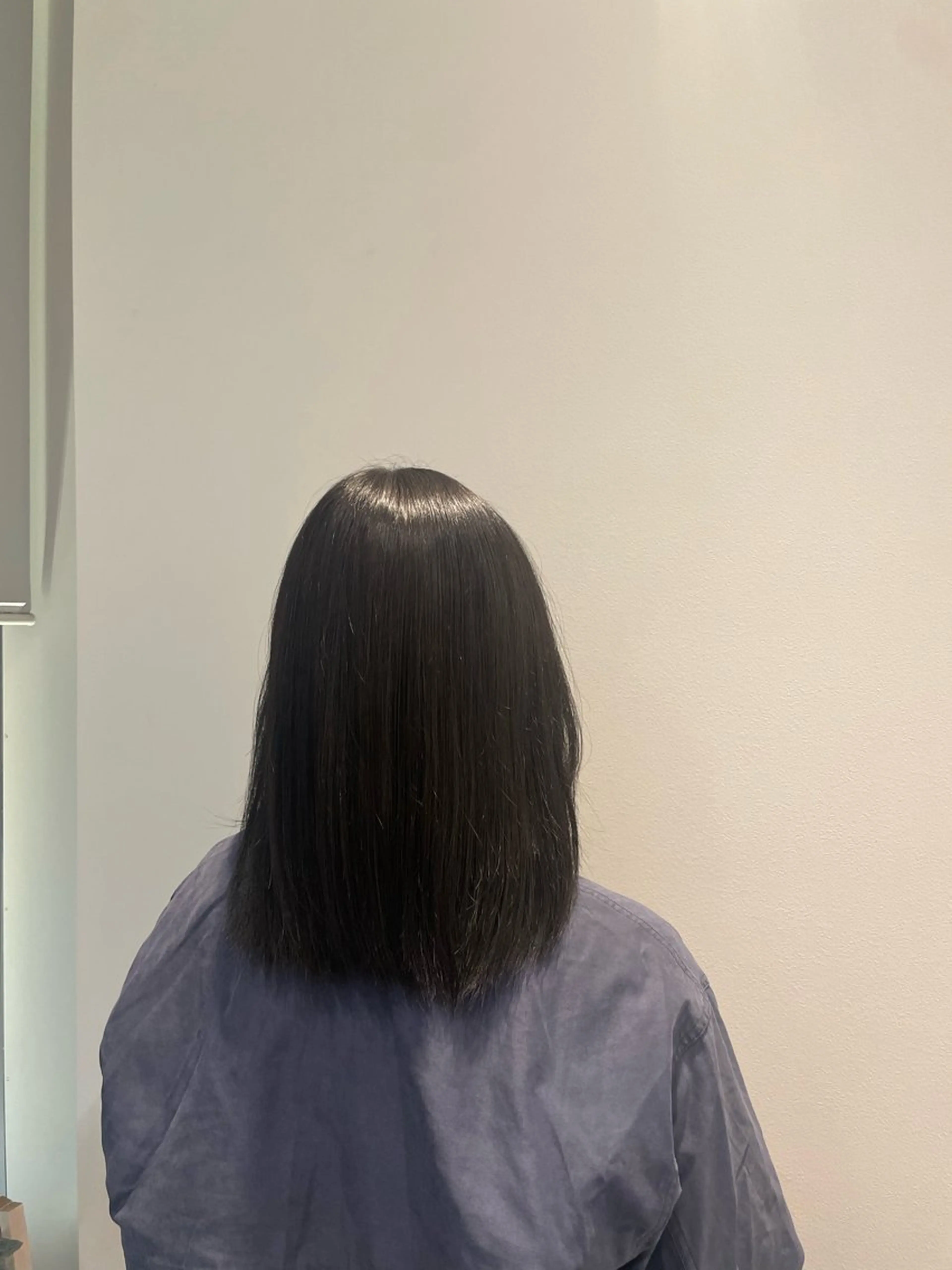 ミディアム カラー 黒髪 ブルーカラー ブルーブラック ヘアカラー トリートメント 磯引 美菜のヘアスタイル