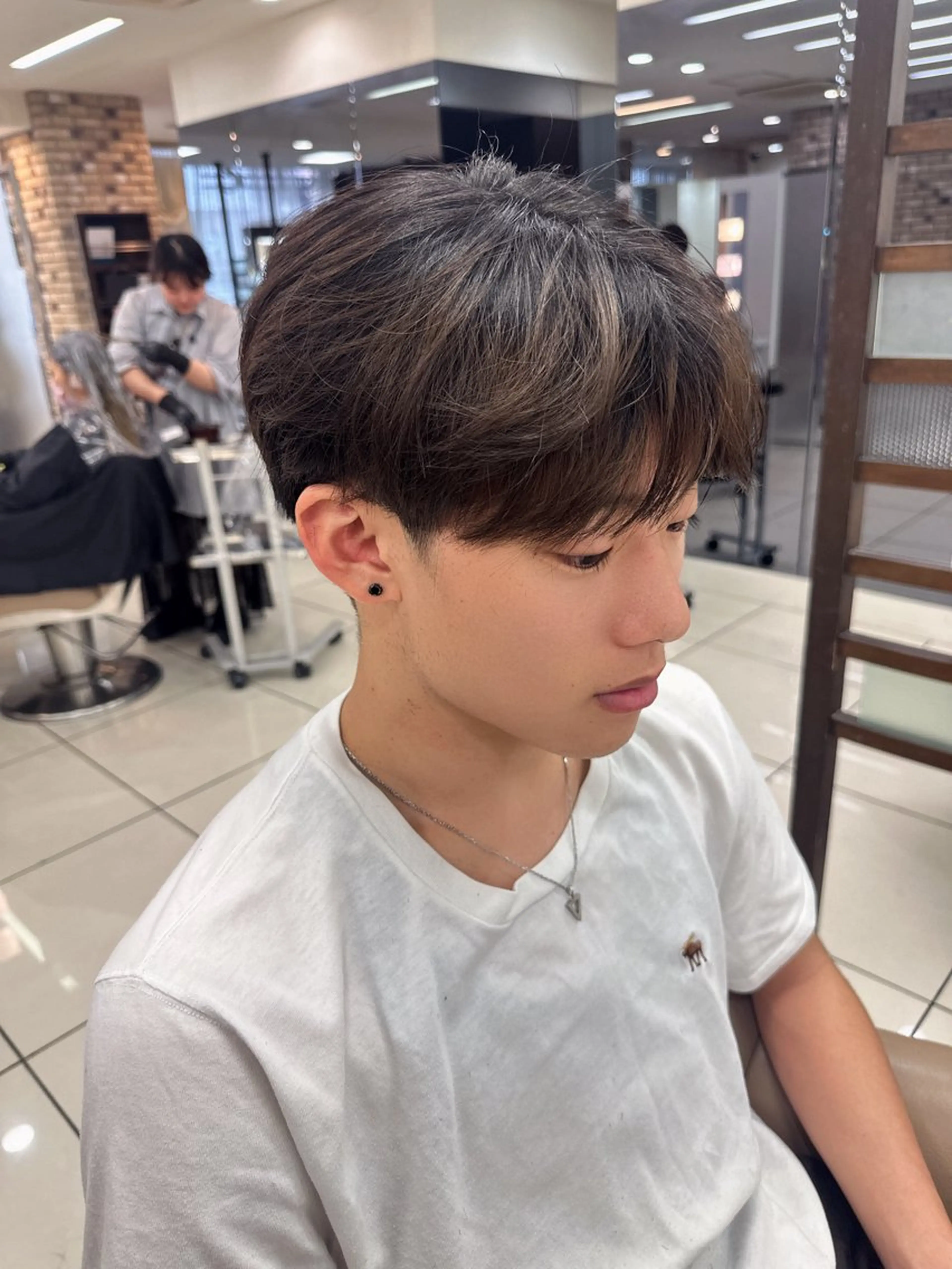 メンズ カット ラウンドマッシュシャ ドウニュアンスパーマのヘアスタイル