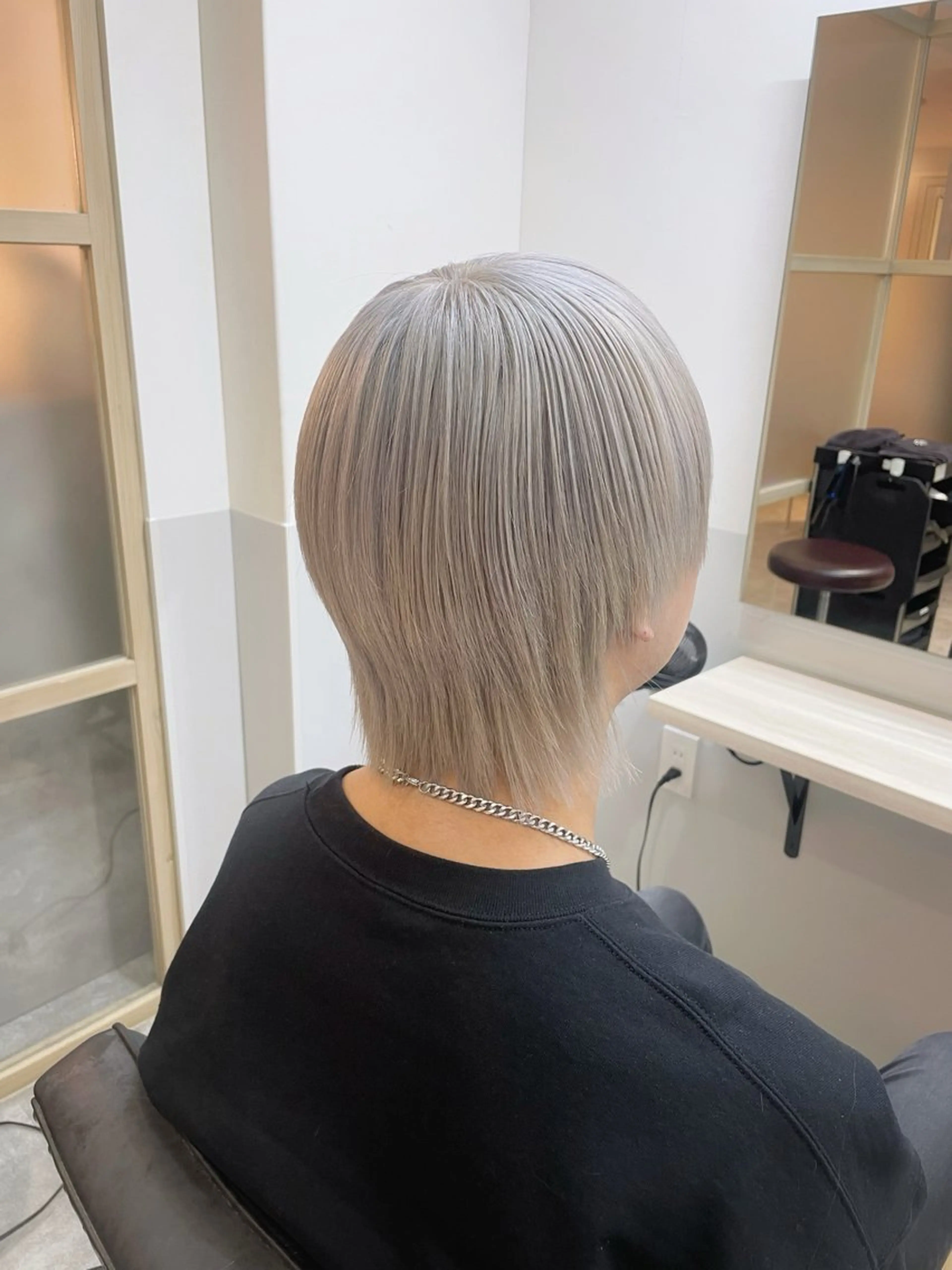 ミディアム カラー メンズ メンズブリーチ ブリーチ シルバー ホワイトシルバー カット ヘアカラー トリートメント EMANON新宿南口所属・🦄中性ウルフ ☁️Shiori🦄のヘアスタイル