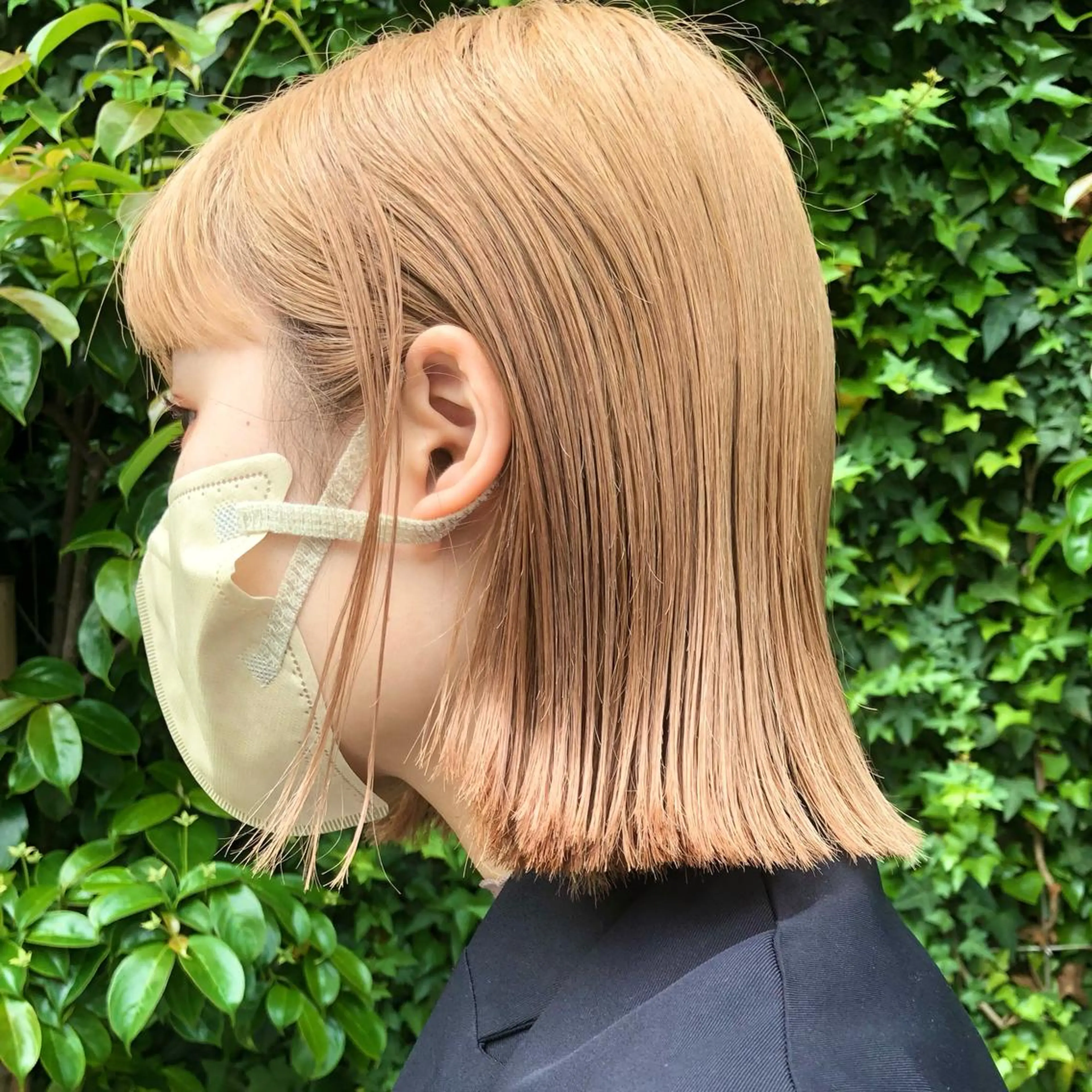 ミディアム カラー 切りっぱなしボブ ハイトーンカラー ボブ ワイドバング ブリーチ/Wカラー パーマ/似合せカットのヘアスタイル