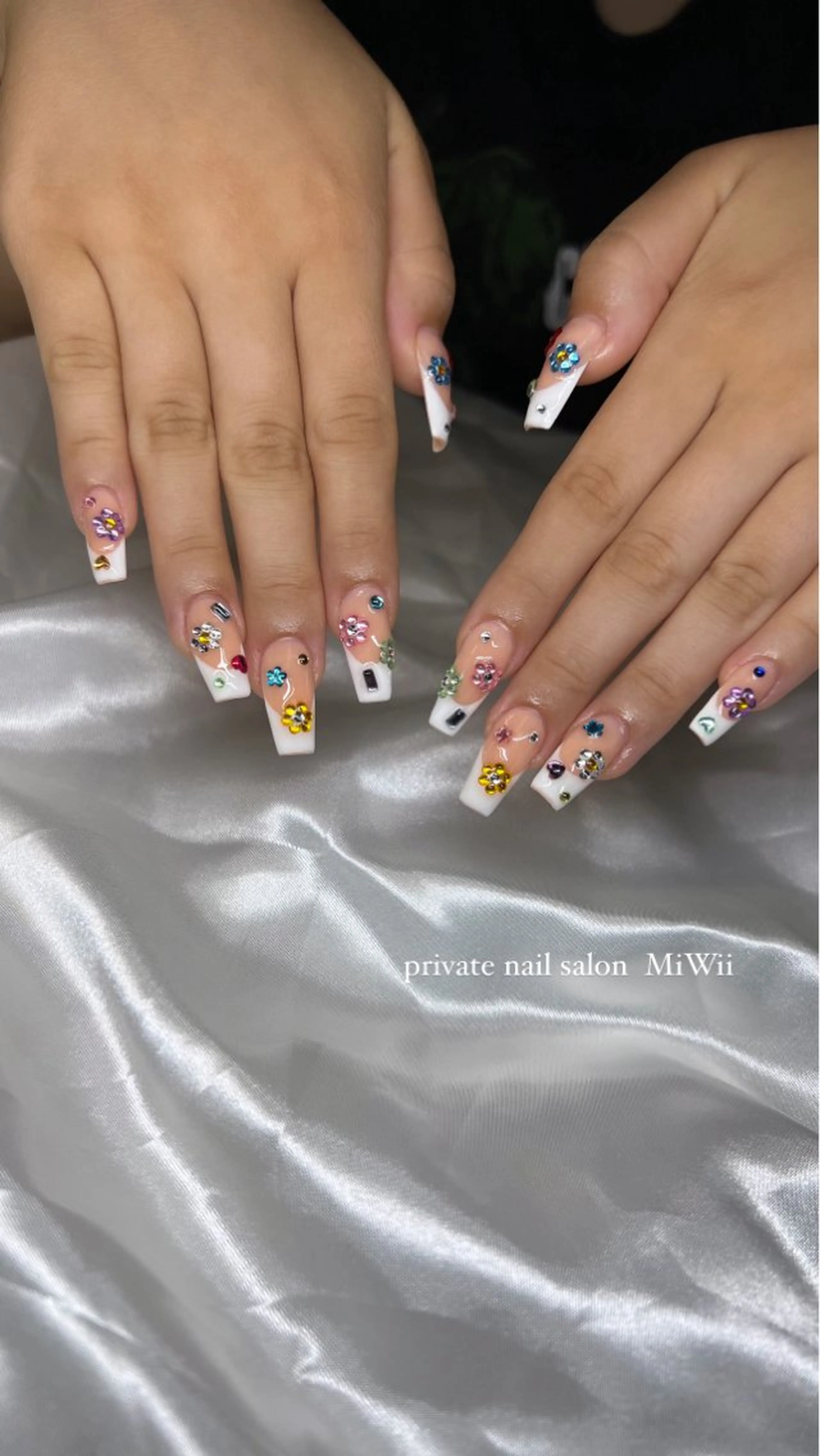 ネイル アートネイル フレンチネイル 𝐧𝐚𝐢𝐥 𝐌𝐢𝐖𝐢𝐢のネイルデザイン