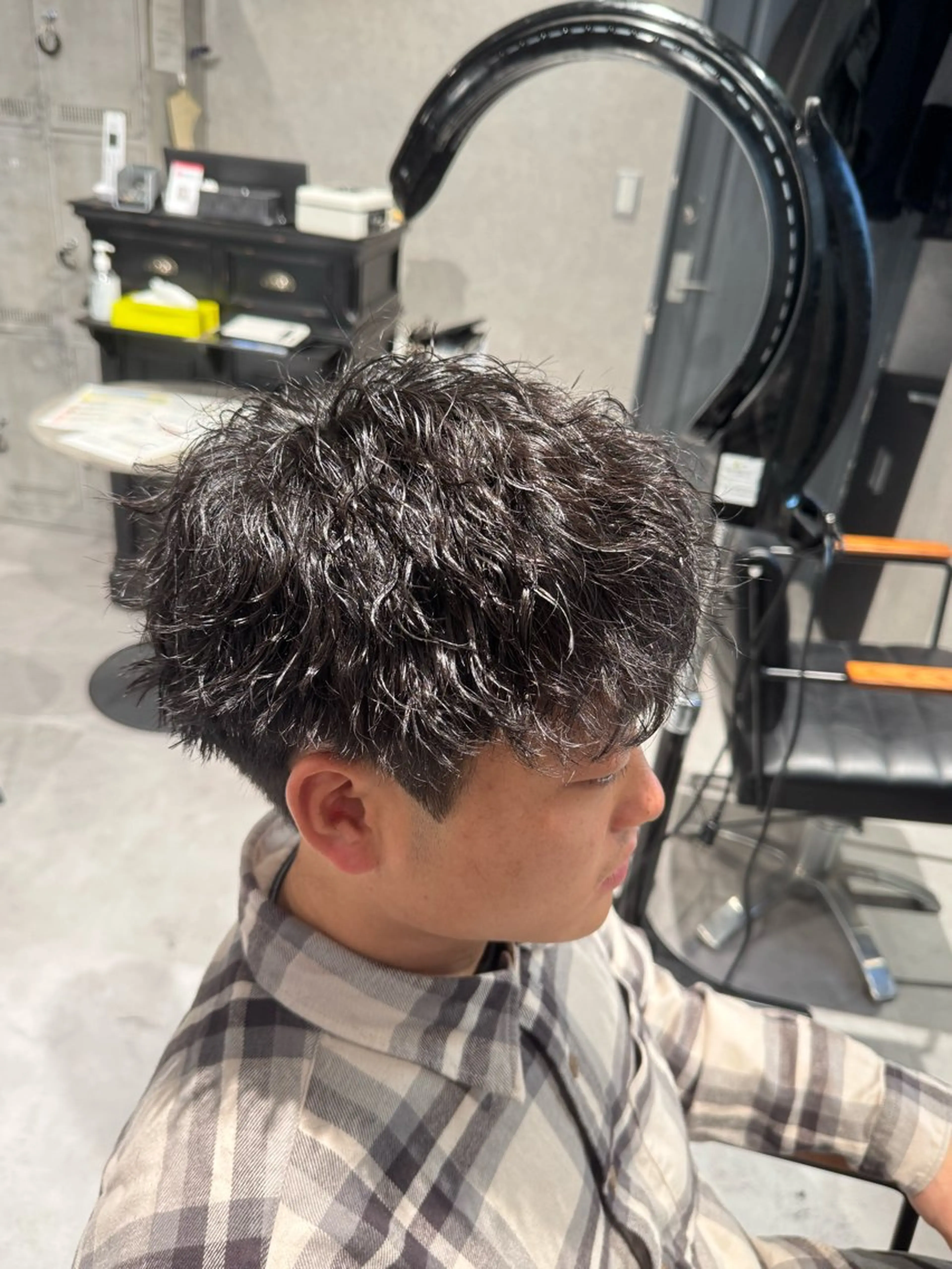 パーマ メンズ カット パーマ 毛流れ特化愁斗 センターパートパーマのヘアスタイル