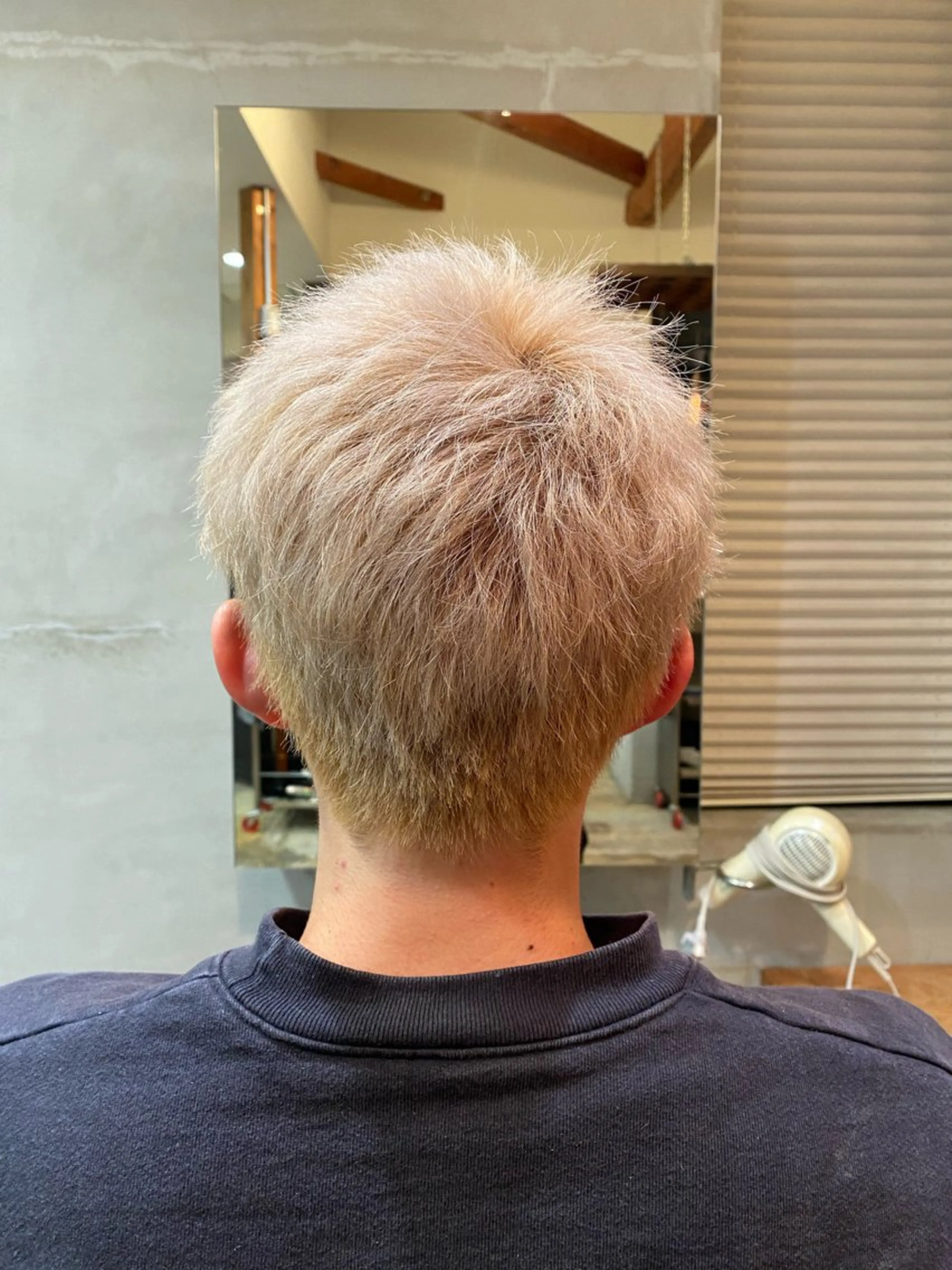 ショート カラー メンズ メンズブリーチ メンズハイトーン スパイキーショート ベージュカラー ブリーチ early所属・中村 ひなののヘアスタイル