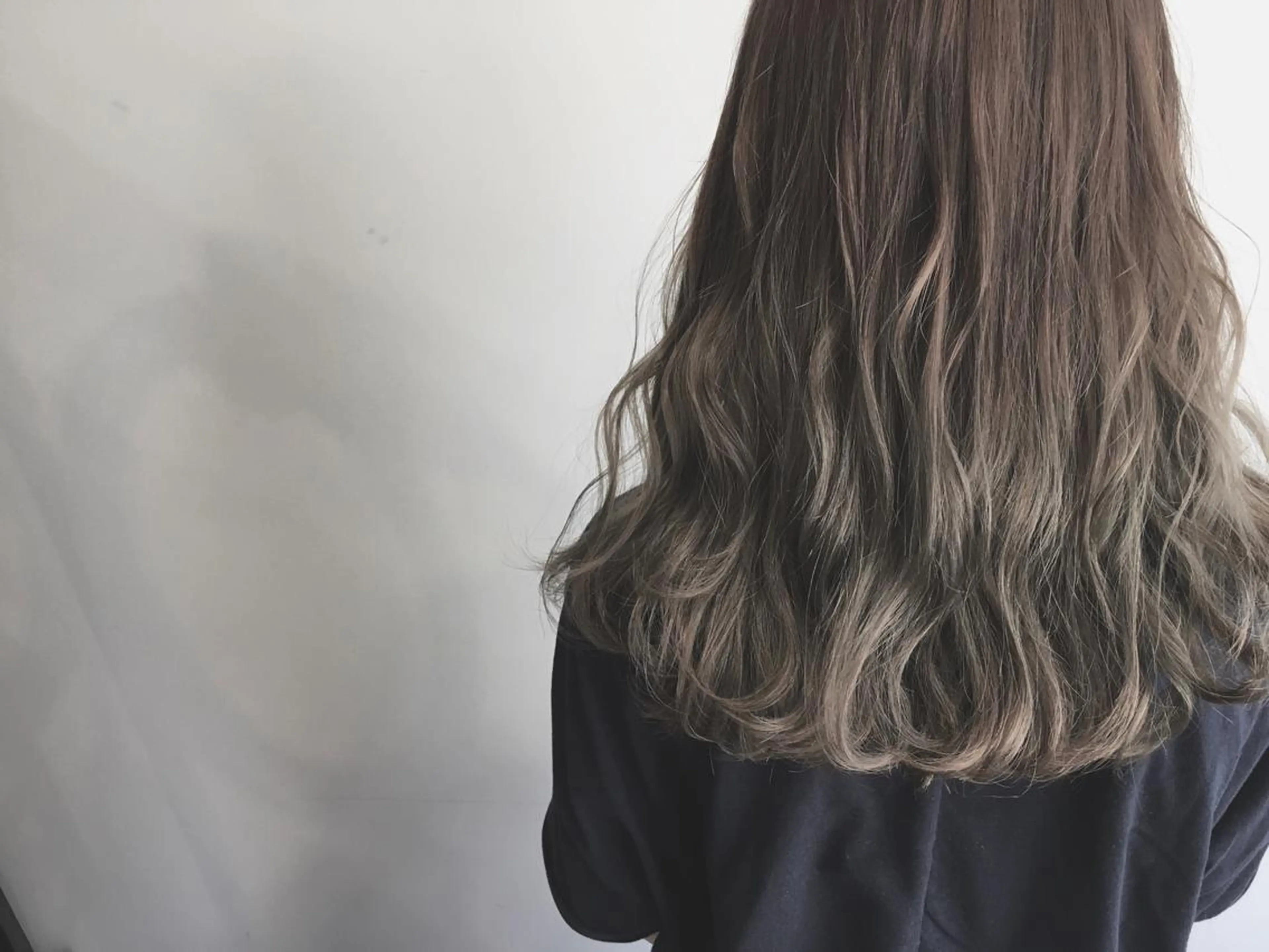 ロング カラー グラデーションカラー グレージュ てんま さやかのヘアスタイル