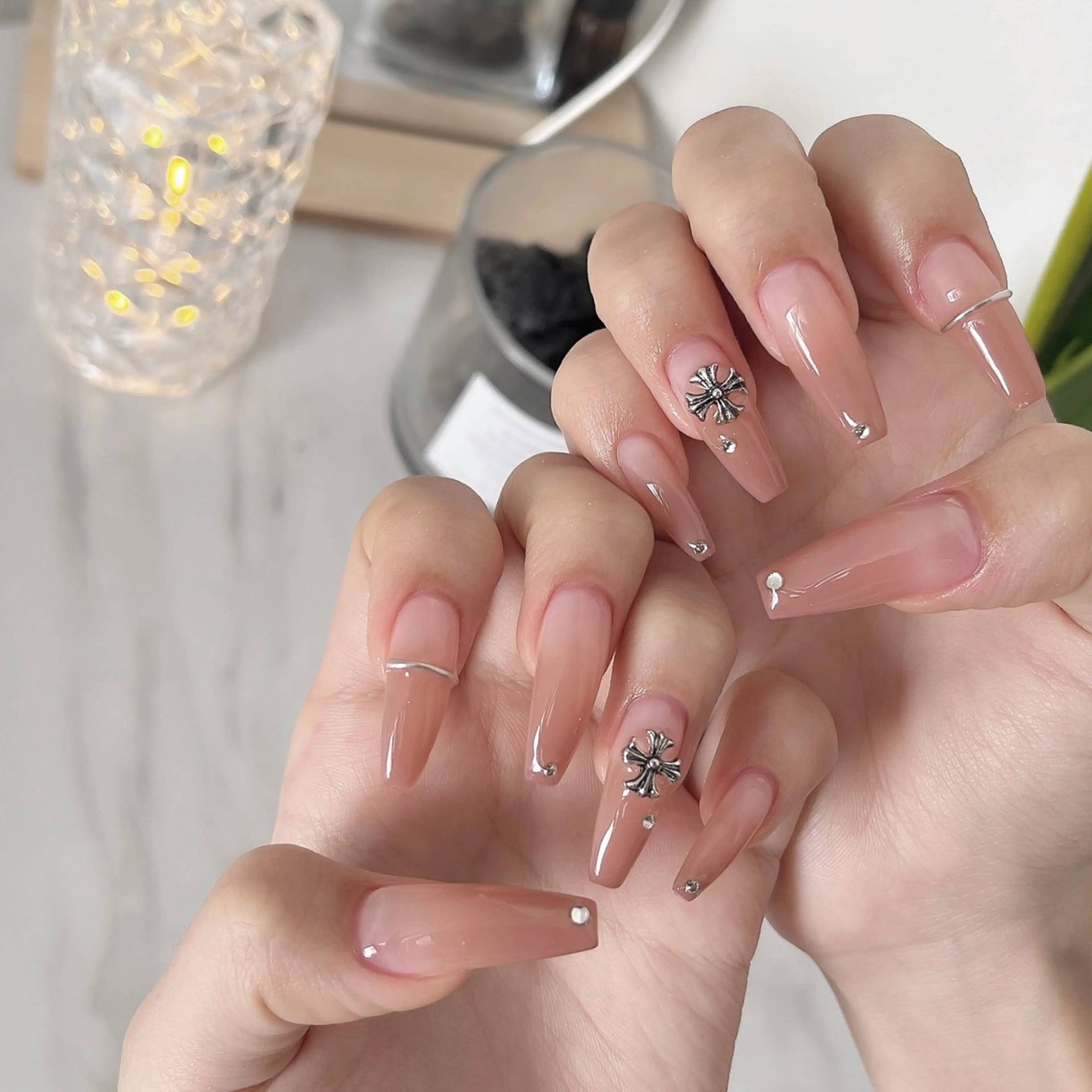 ネイル フットネイル フレンチネイル ジェルネイル ラメ(グリッター) ラメグラデーション ハンドネイル NEO Beauty Salon所属・𝐍𝐄𝐎 𝐉𝐔𝐑𝐈のネイルデザイン