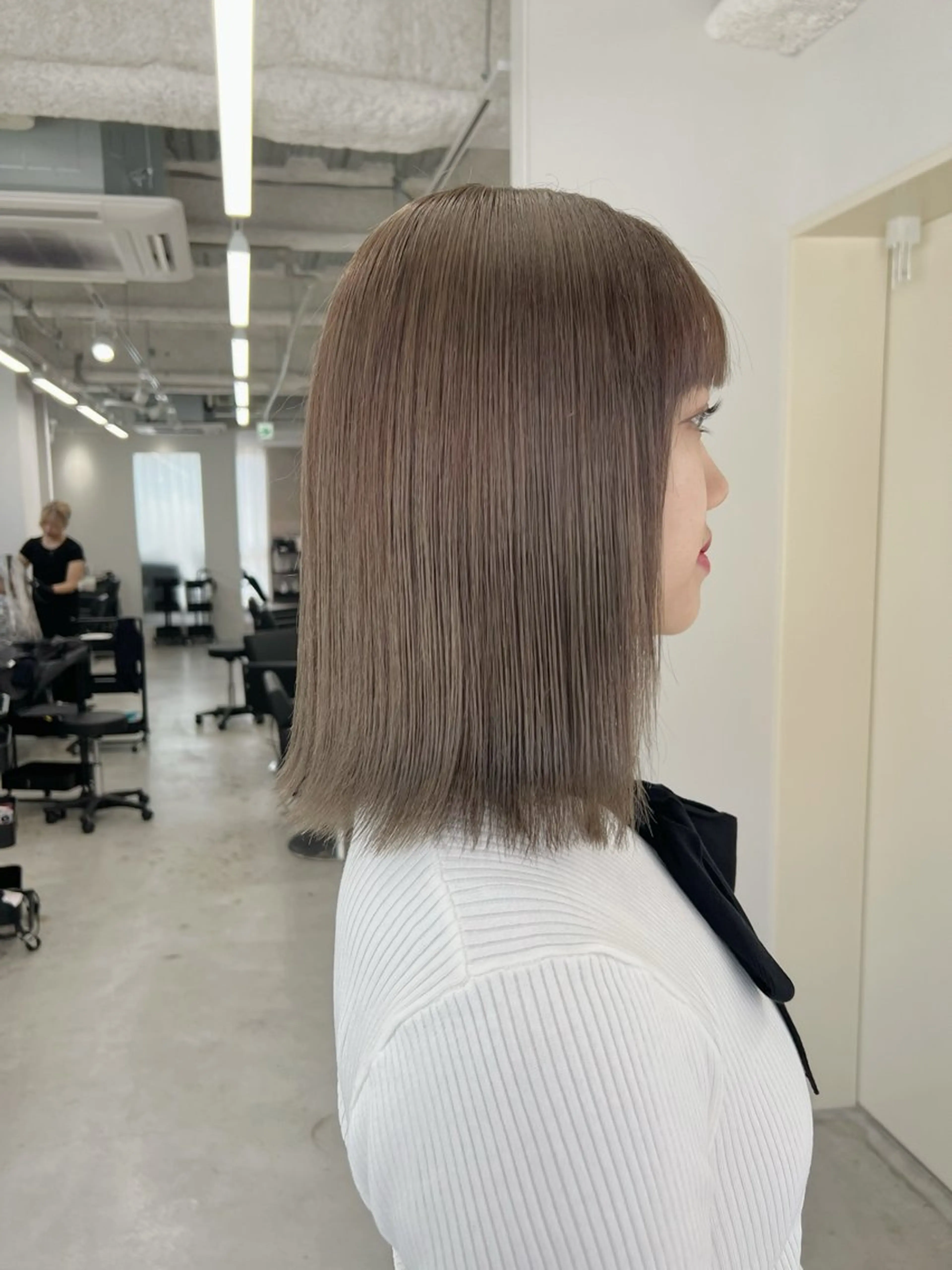 ミディアム ヘアカラー maya レイヤーカットのヘアスタイル