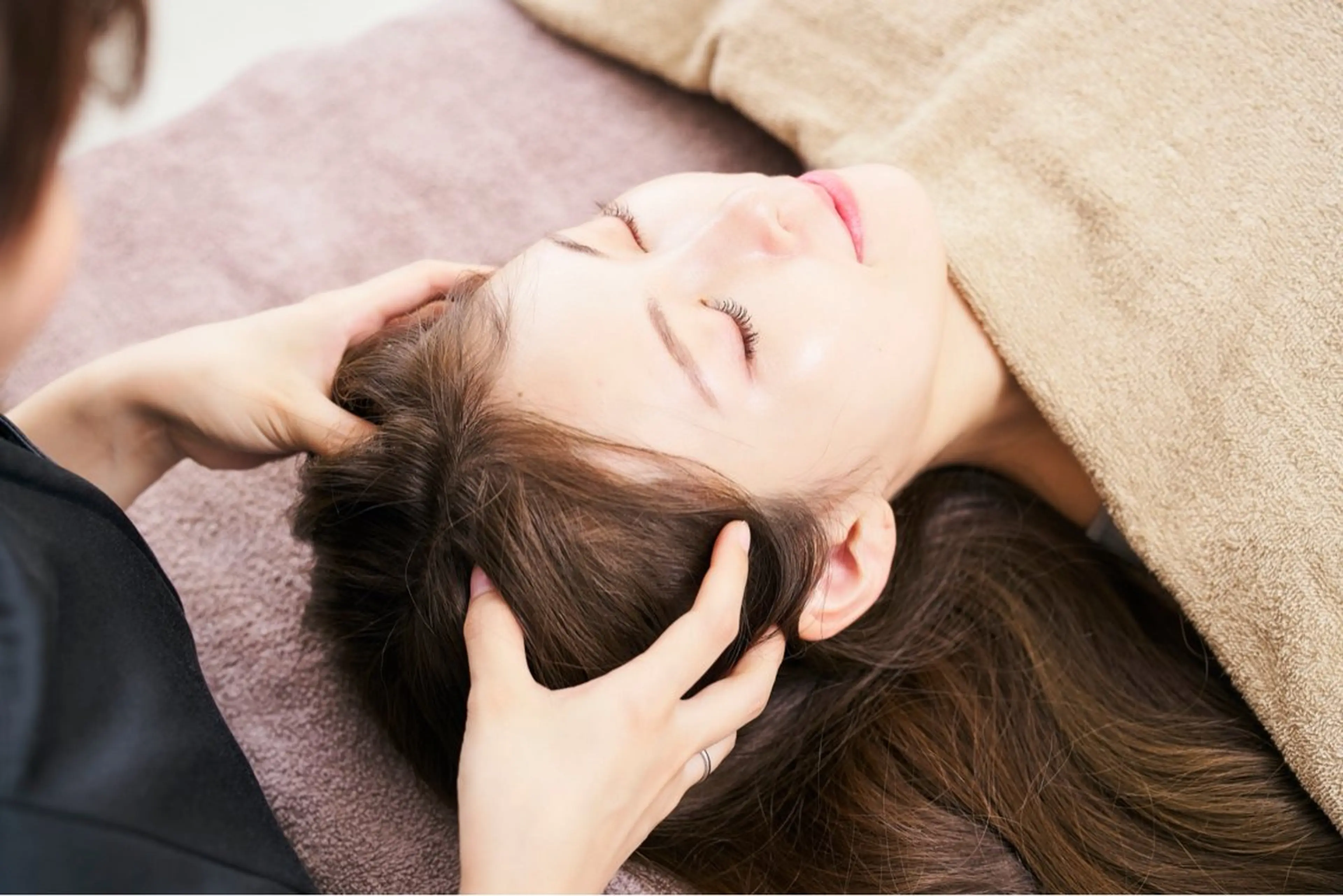 【人気NO.1✨】小顔に特化したリフトアップ効果 ヘッドスパ＋小顔矯正¥14,000→¥5,000の写真