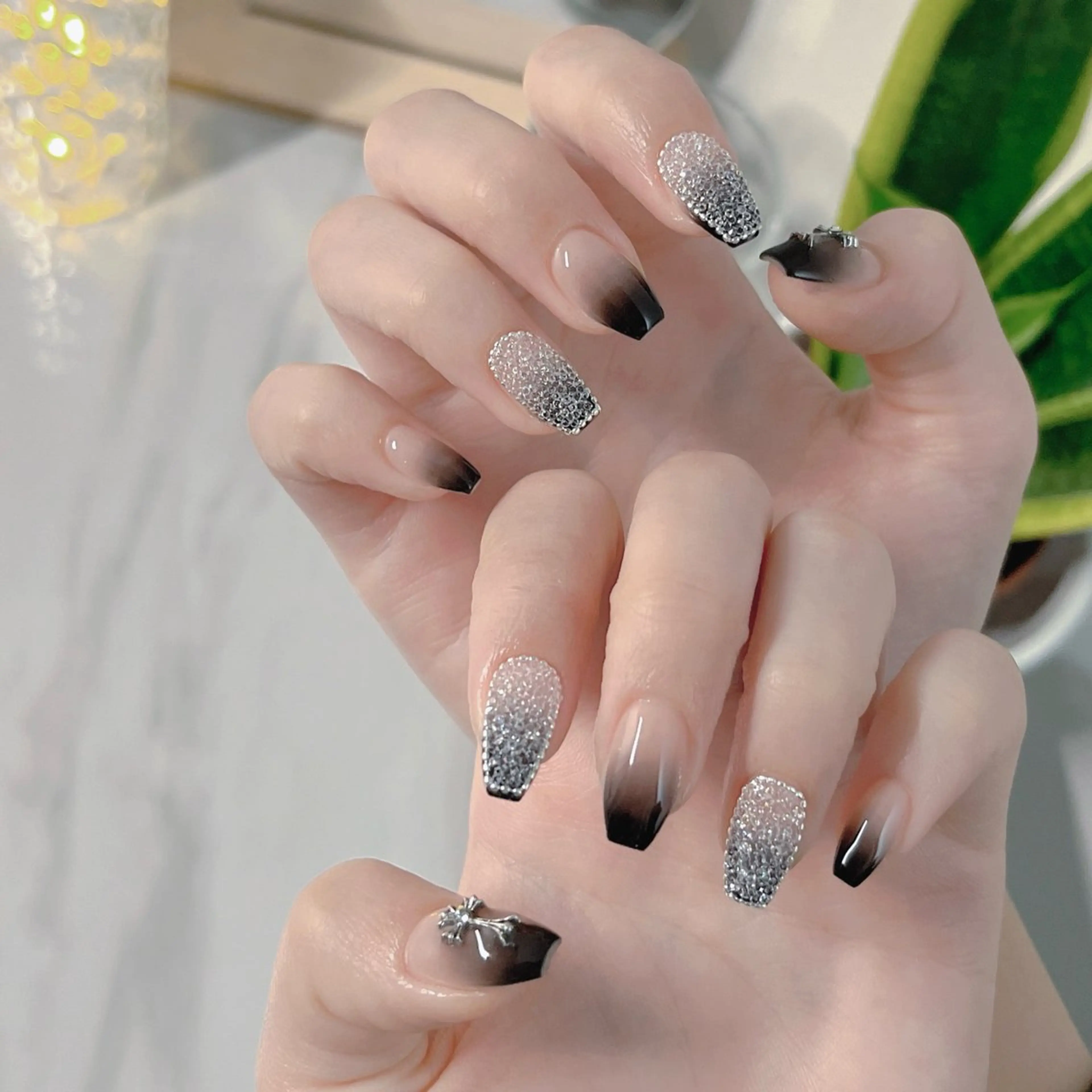 ネイル フットネイル フレンチネイル ジェルネイル ラメ(グリッター) ラメグラデーション ハンドネイル NEO Beauty Salon所属・𝐍𝐄𝐎 𝐉𝐔𝐑𝐈のネイルデザイン