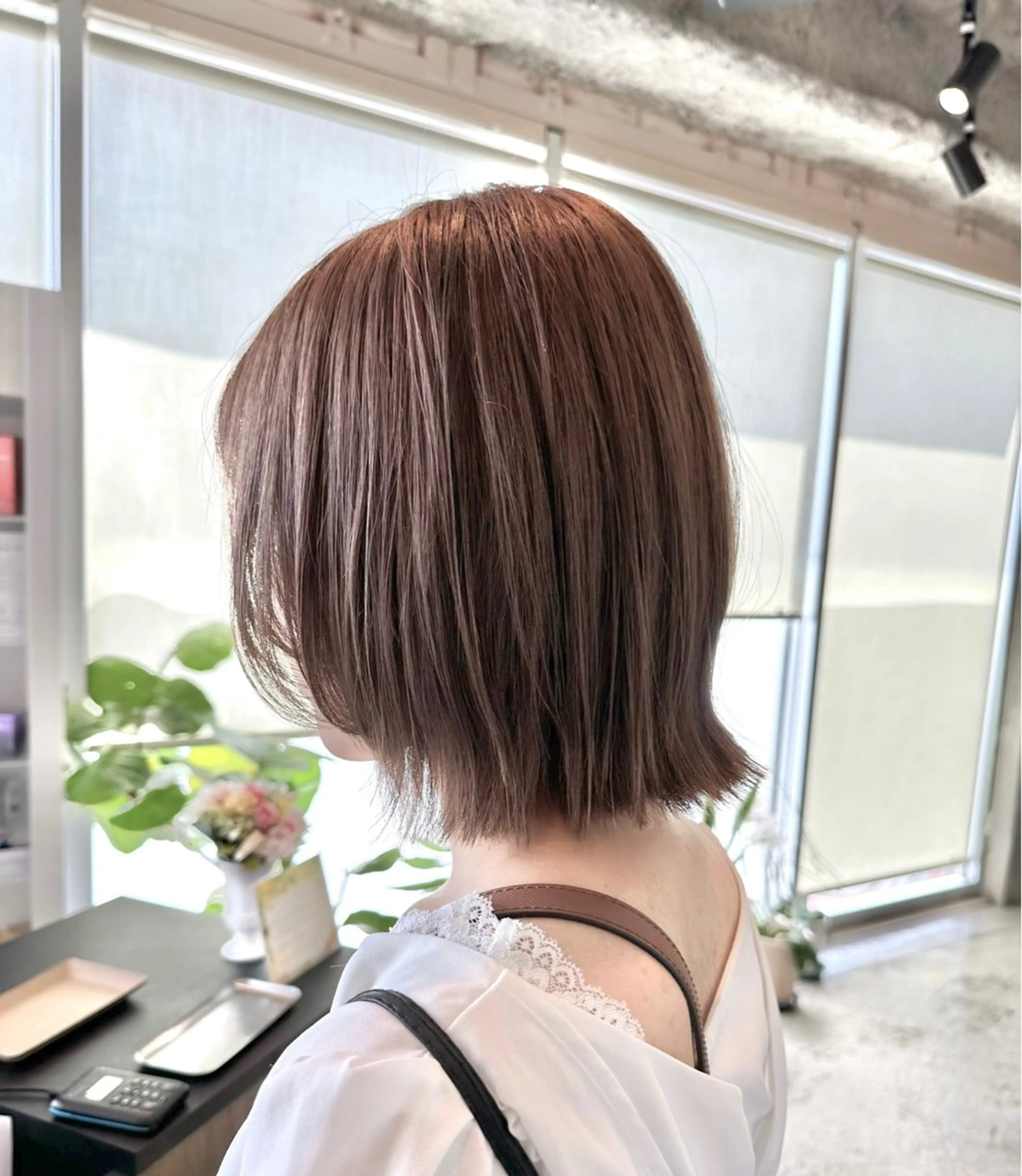 ショート カラー ベージュカラー ブリーチ ミルクティーベージュ ブリーチなしカラー カット ヘアカラー トリートメント ✨髪質改善/ブリーチ /ショート高山のヘアスタイル