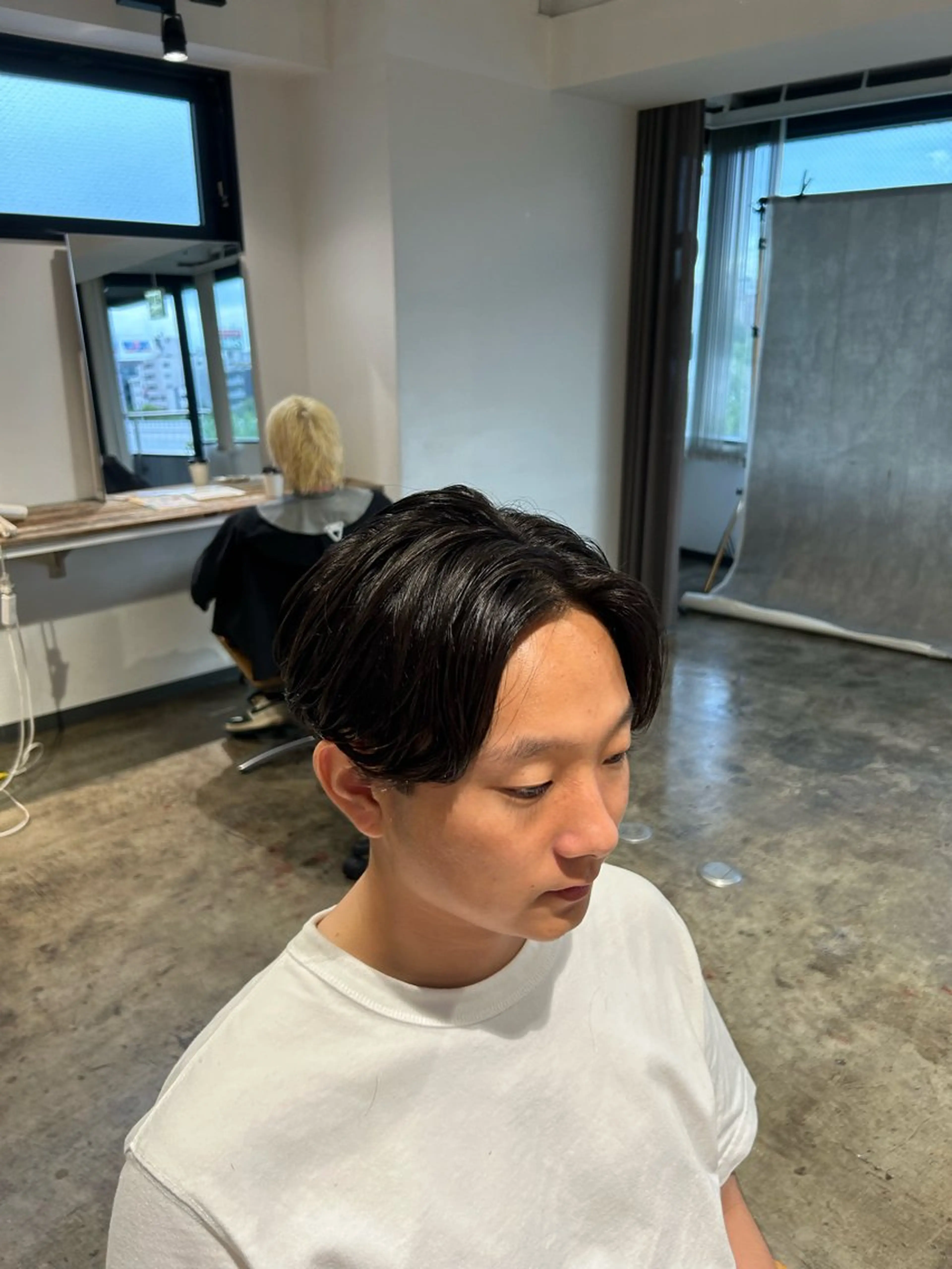 ショート パーマ メンズ センターパート ダウンパーマ メンズ韓国風 マッシュ メンズパーマ カット パーマ トリートメント フェザーパーマ癖毛 曲がる縮毛矯正森岡のヘアスタイル