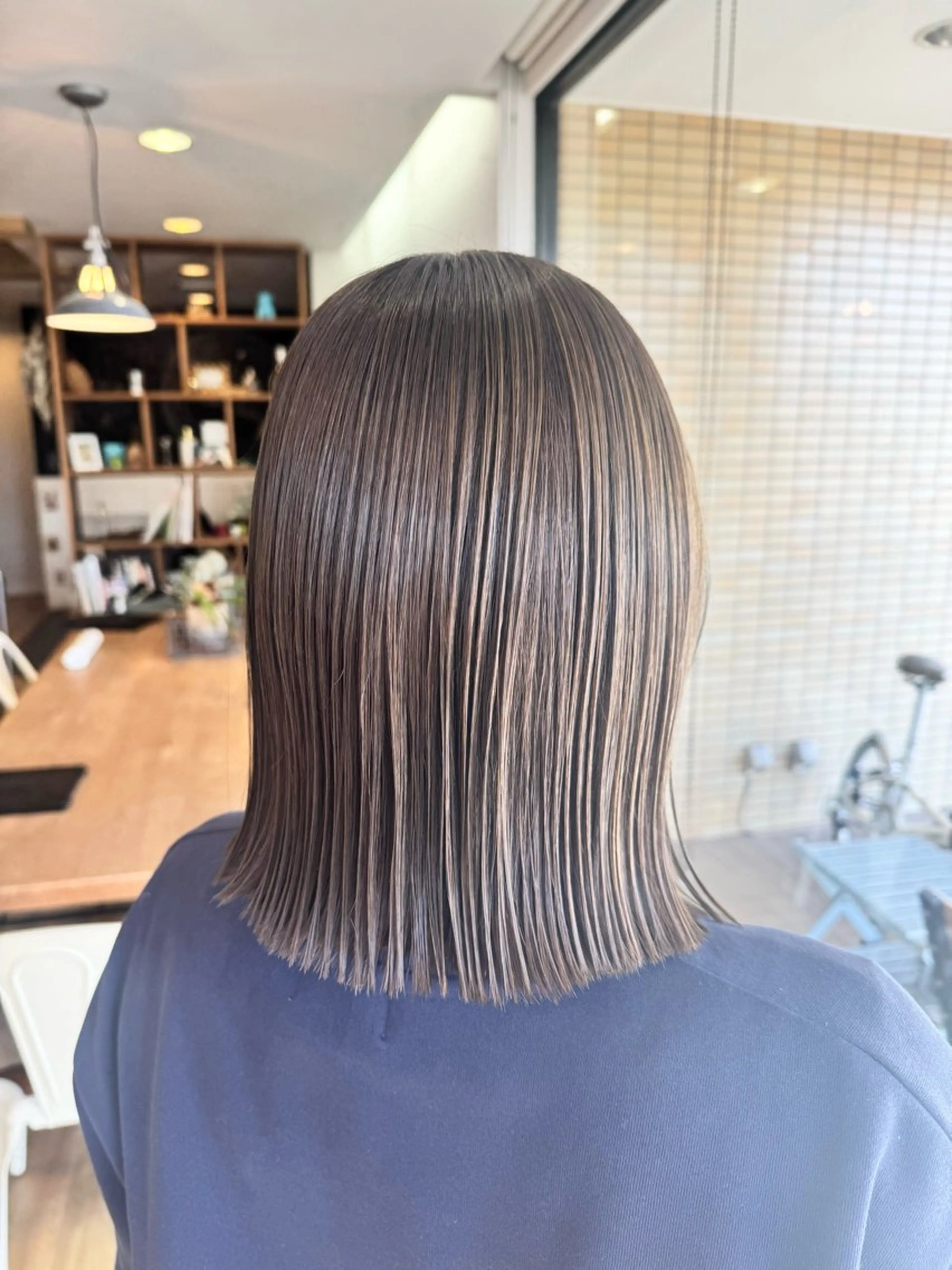 ミディアム カラー 切りっぱなしボブ グレージュ オリーブグレージュ オリーブグレー ボブ カット ヘアカラー トリートメント ツキダテ ユイのヘアスタイル