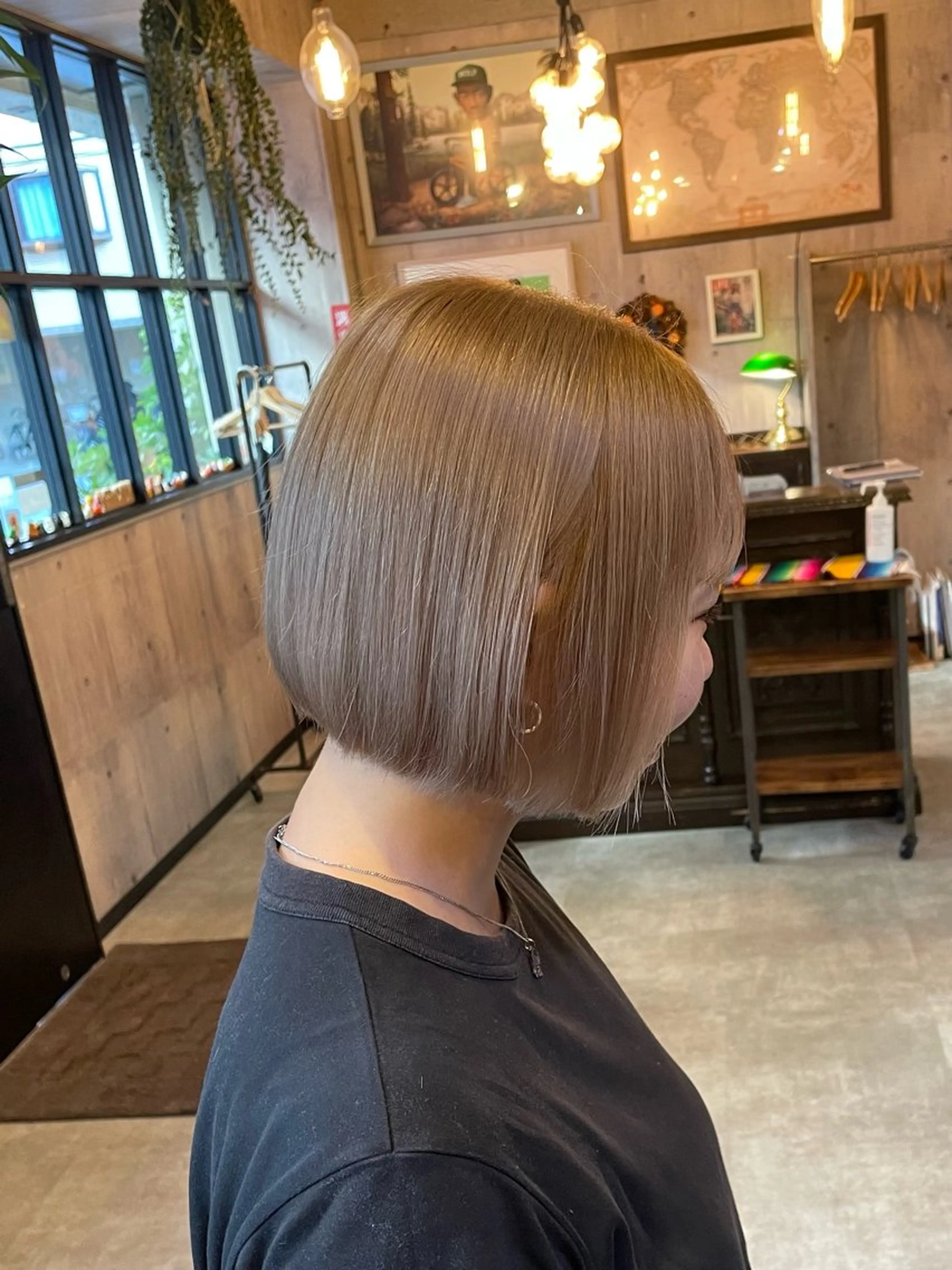 ショート カラー ベージュカラー ブリーチ ミルクティーベージュ ヘアカラー トリートメント 竹内 春奈のヘアスタイル