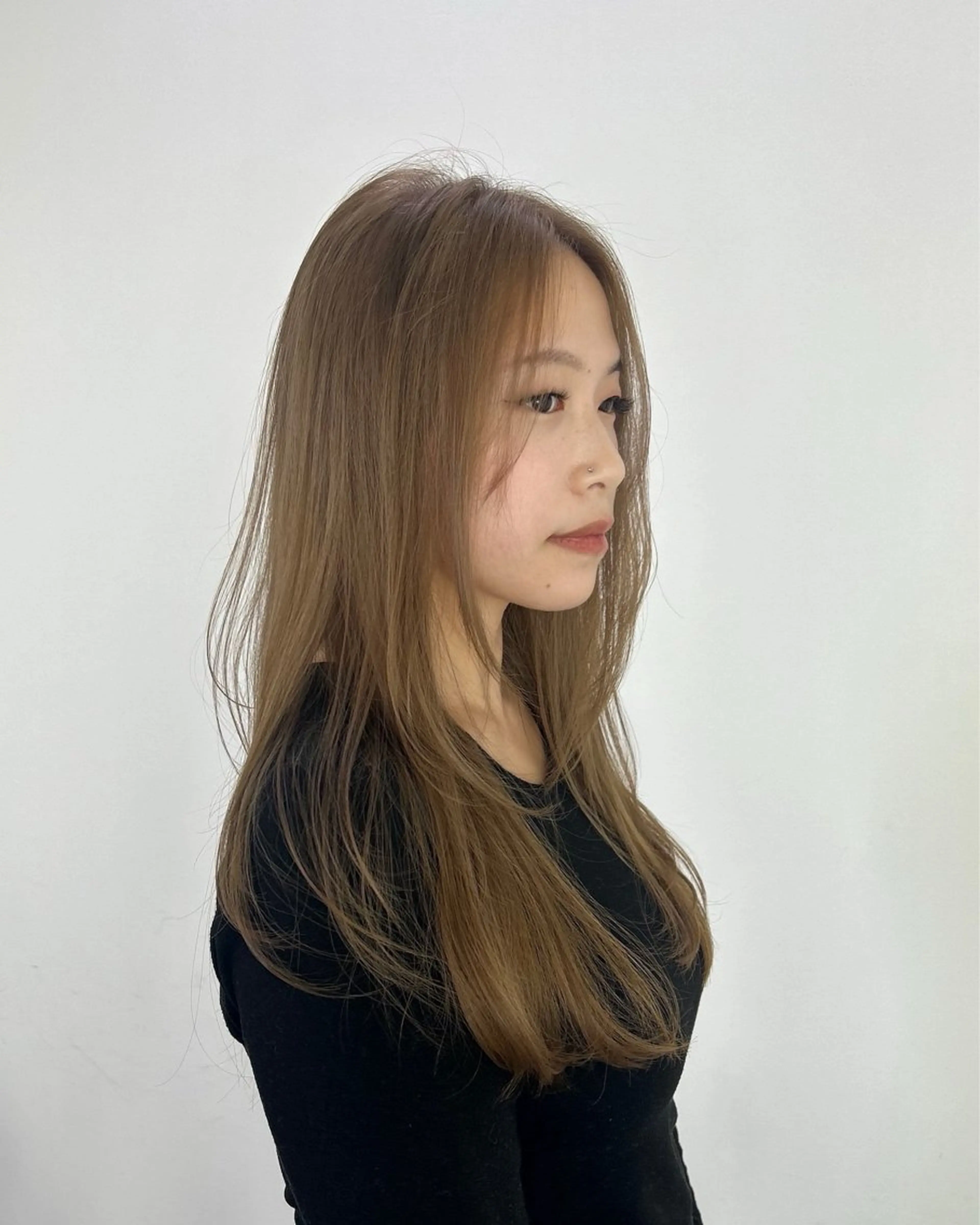 ロング カラー ベージュカラー ブリーチ 透明感カラー ダブルカラー ヘーゼル ヘアカラー エミリ / オリーブカラーのヘアスタイル