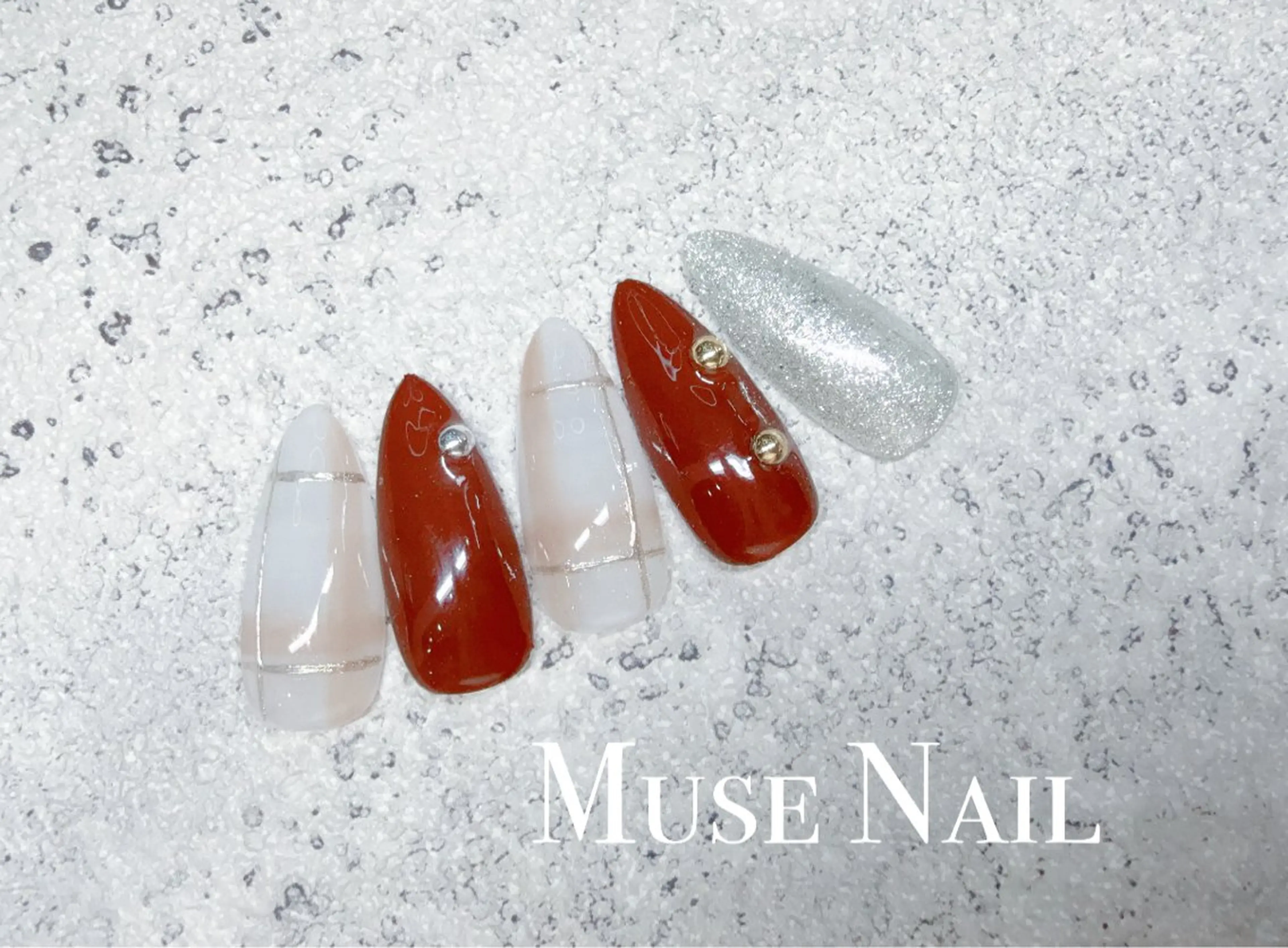 ネイル ブラウン 赤色 シルバー シンプルネイル muse nailのネイルデザイン