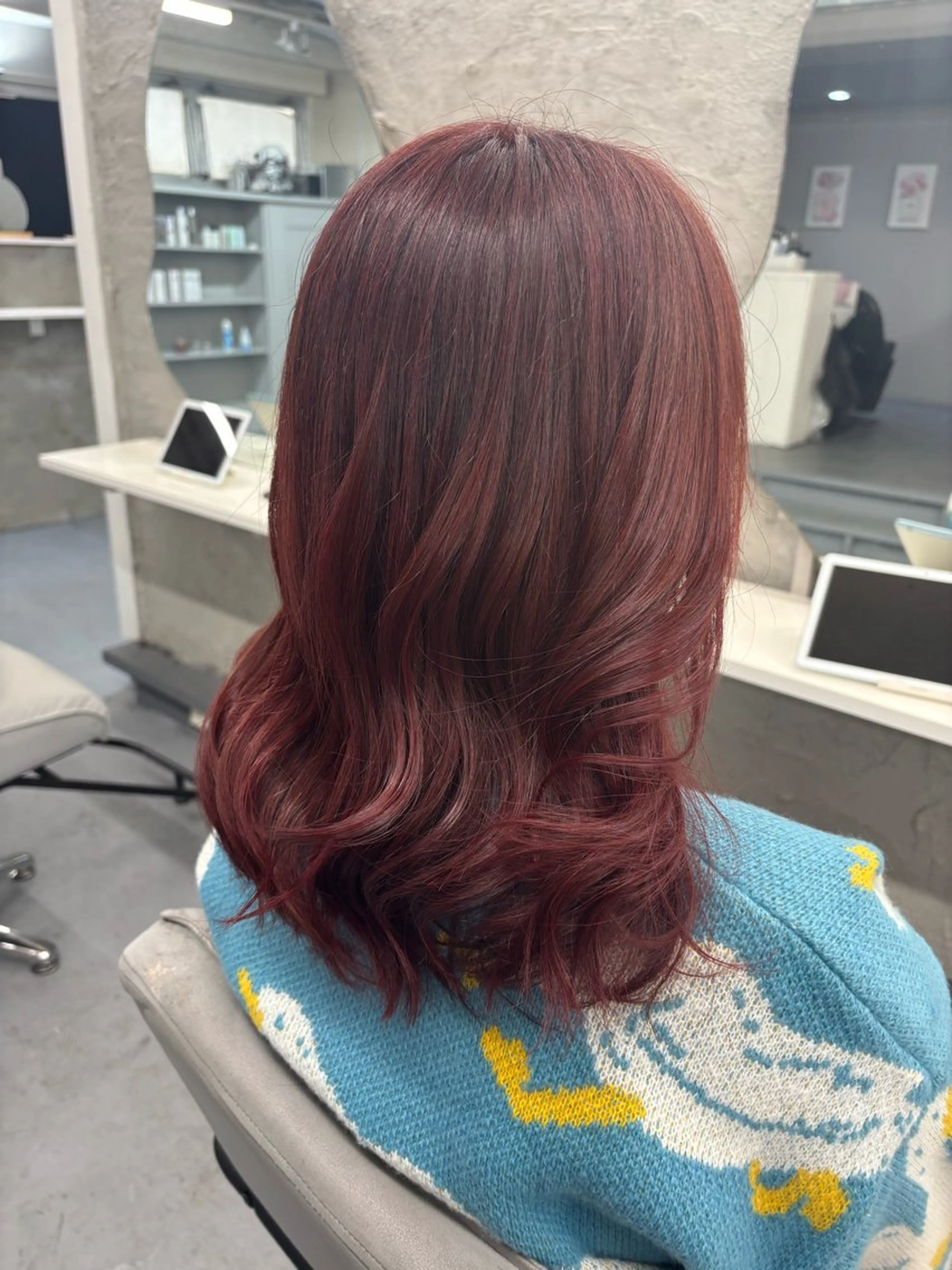 ミディアム 腰越 麻奈のヘアスタイル