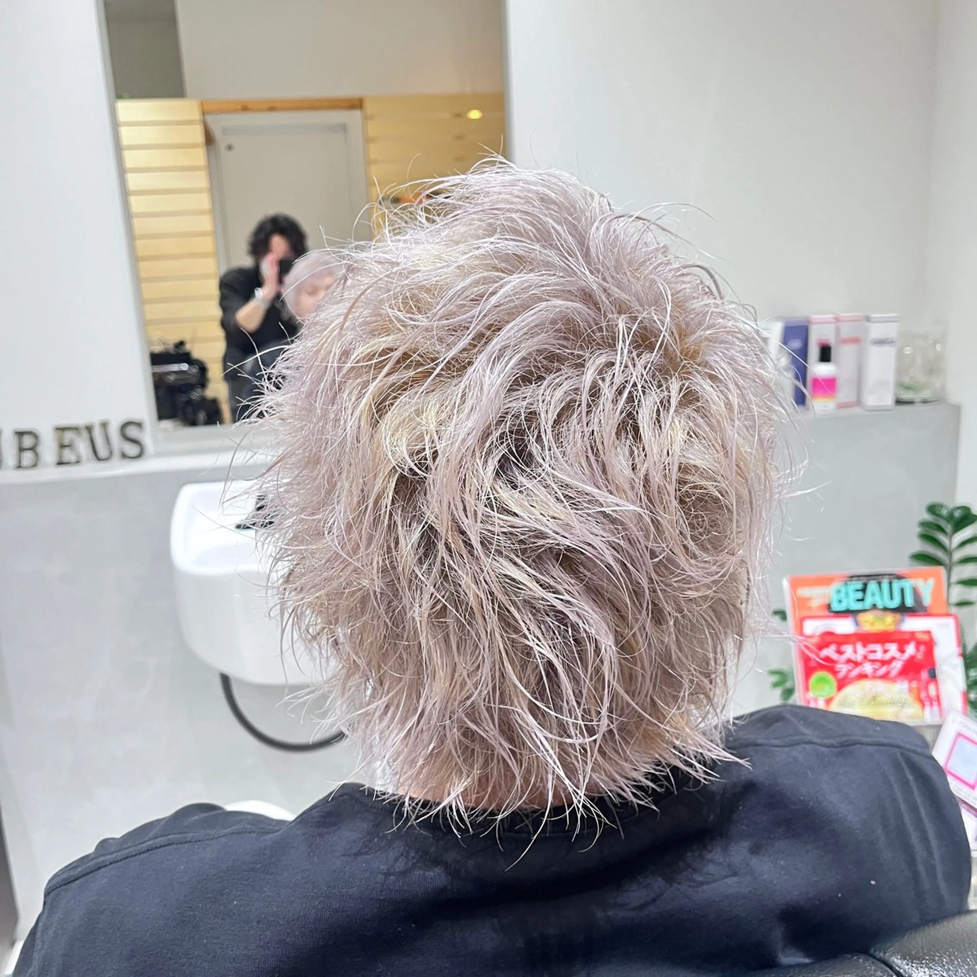 ショート カラー ブリーチ ヘアカラー トリートメント RUBEUS【ルベウス】所属・✨艶々カラー🎨 杉本賢人のヘアスタイル