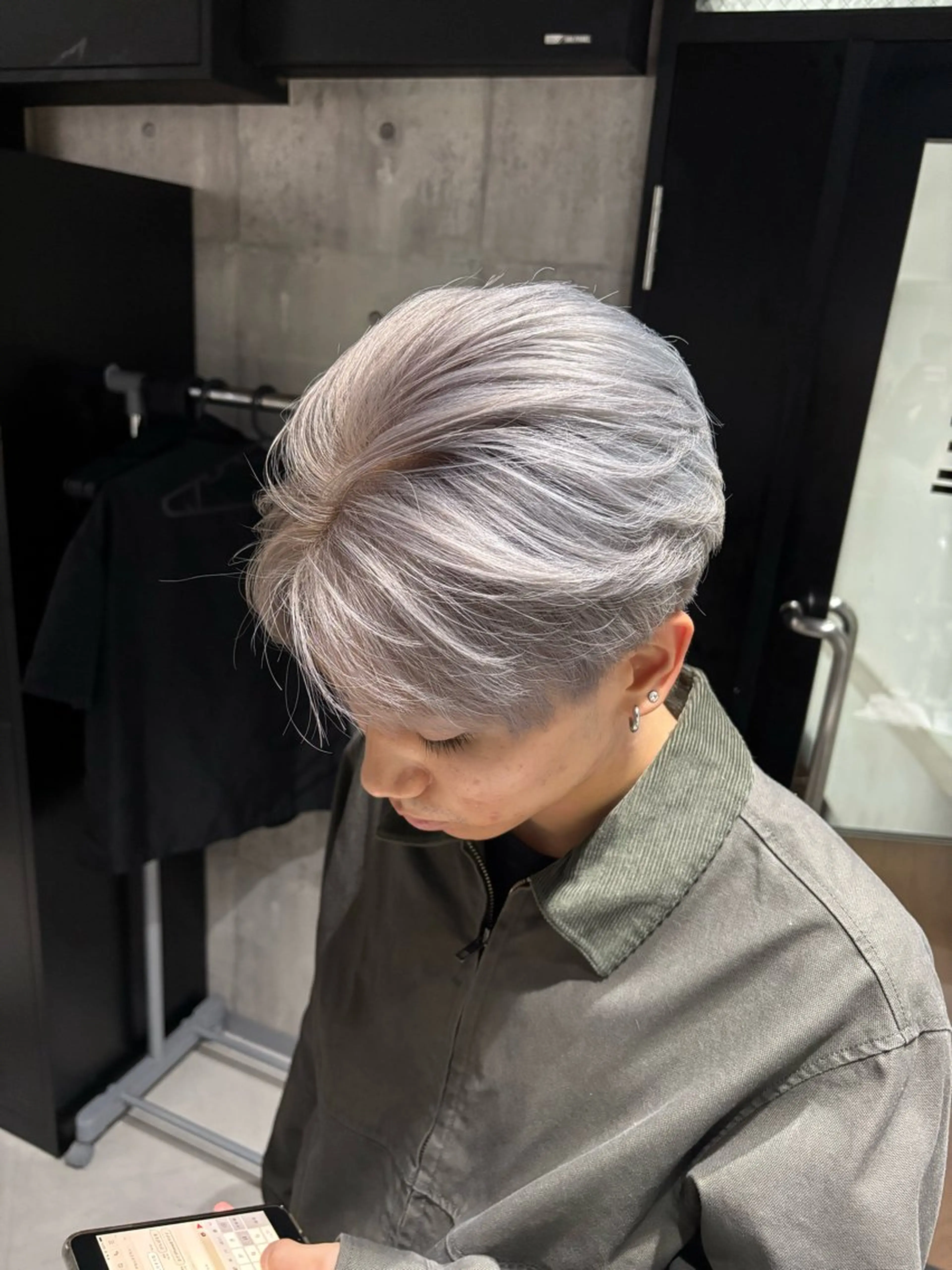 カラー メンズ シルバー ホワイトシルバー カット ヘアカラー _white【京橋店】所属・_WHITE / KENTOのヘアスタイル