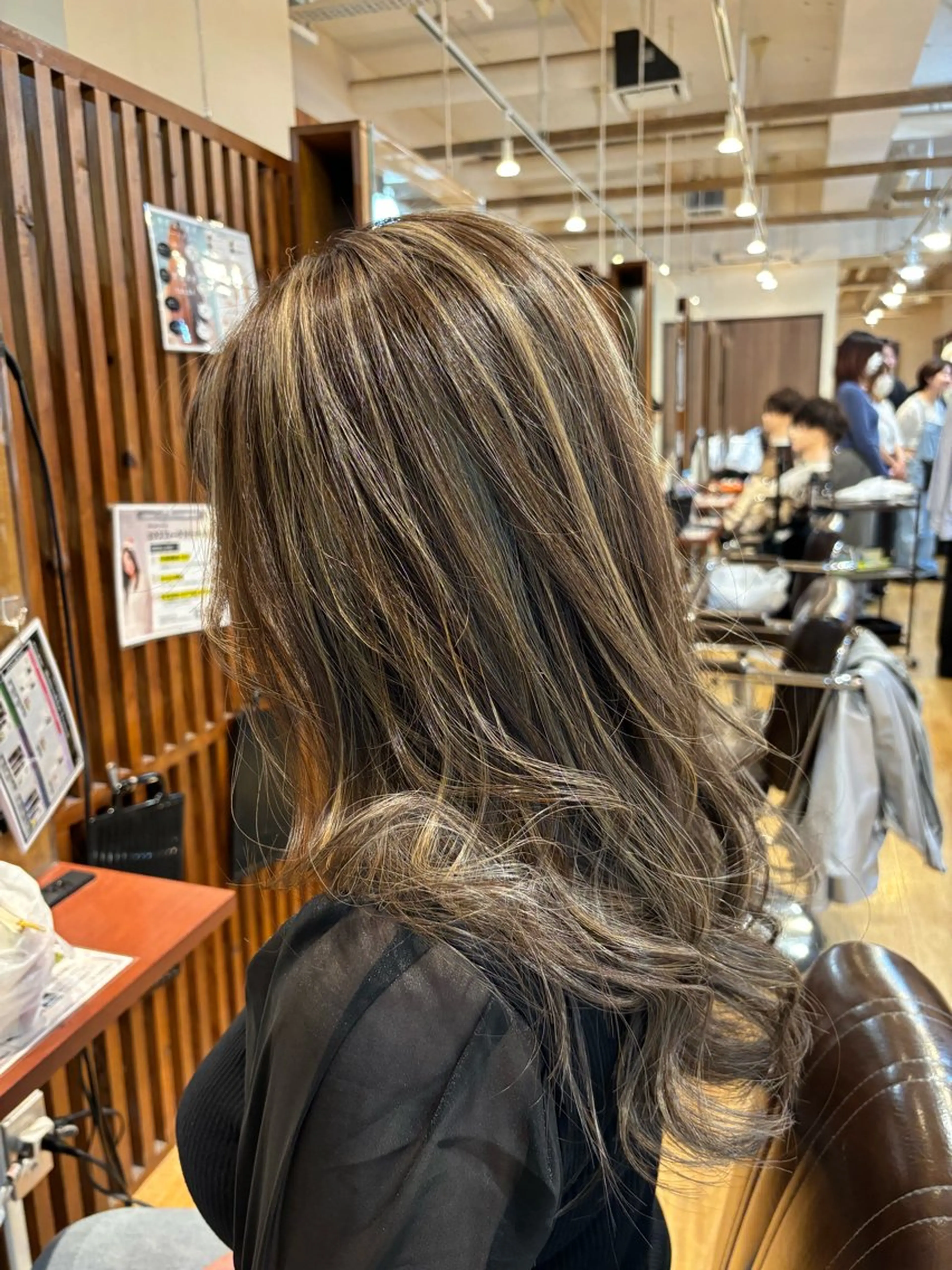 セミロング カラー バレイヤージュ ハイライトカラー ハイライト レイヤーカット カット ヘアカラー 海外ガール ハイトーン　竹井俊介のヘアスタイル
